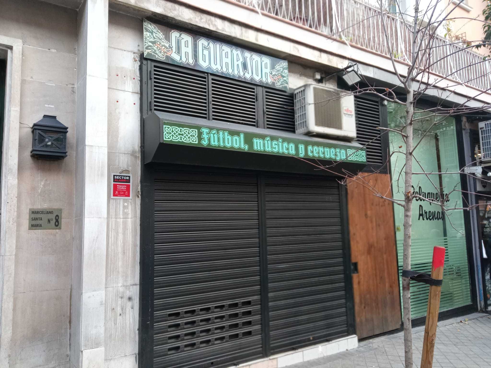 Fachada del bar La Guarida en la calle de Marceliano Santa Mara.