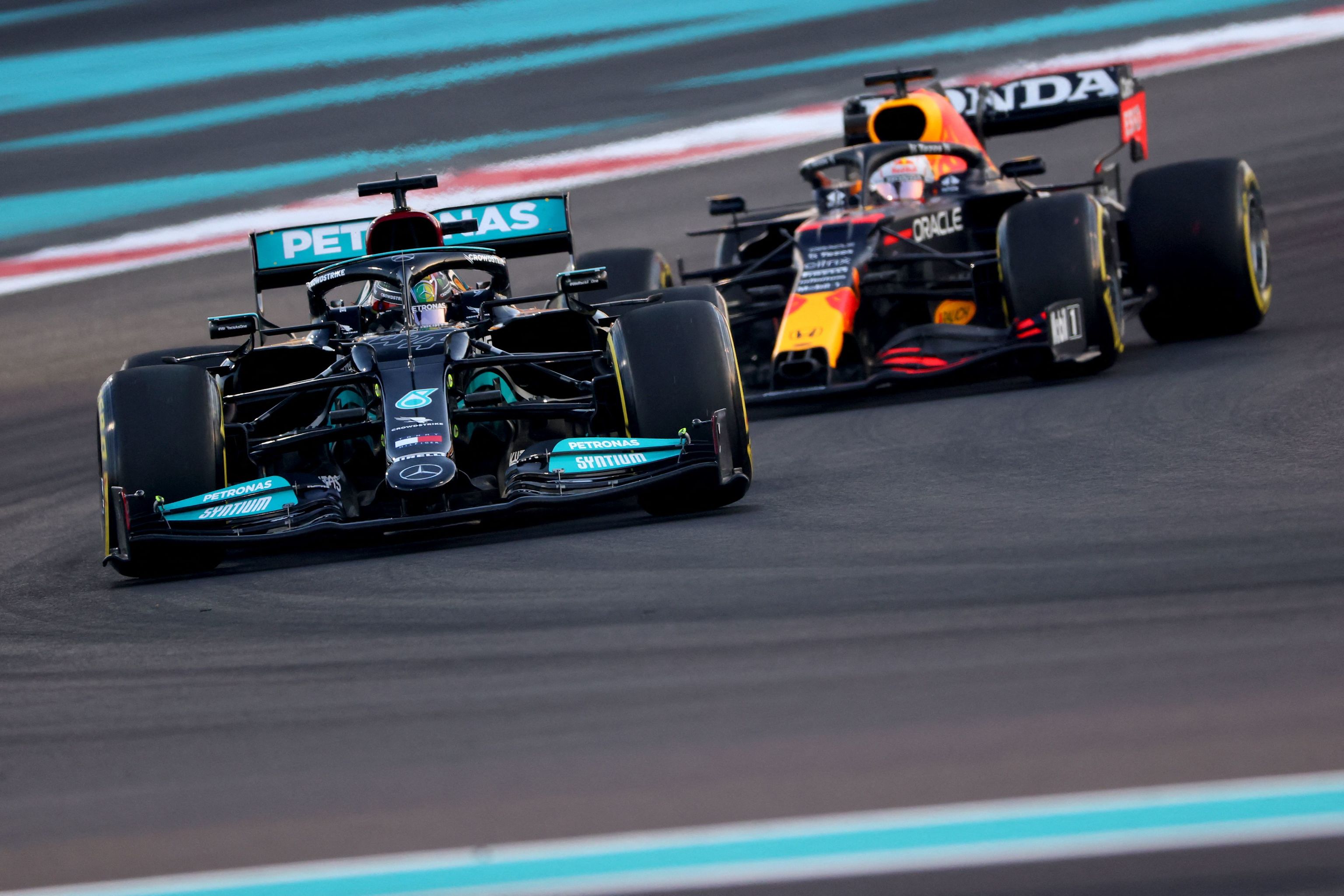 Hamilton, por delante de Verstappen durante los segundos libres del viernes.