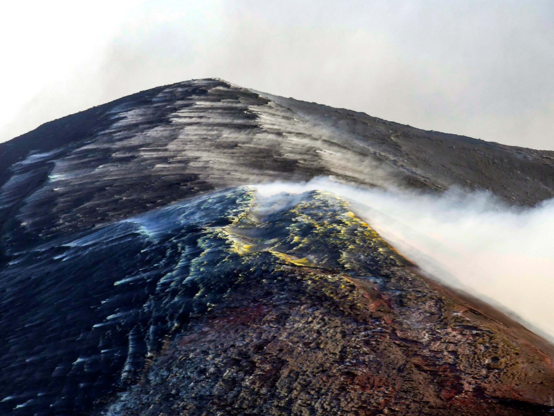 Los centros de emisión de lava del cono principal del volcán de Cumbre Vieja se encuentran muy poco activos según ha informado este viernes el Pevolca. EFE