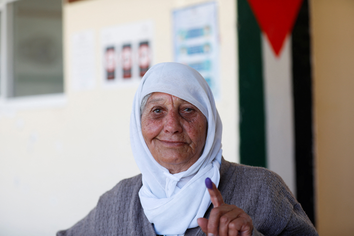 Una palestina emite su voto, ayer, en Cisjordania.