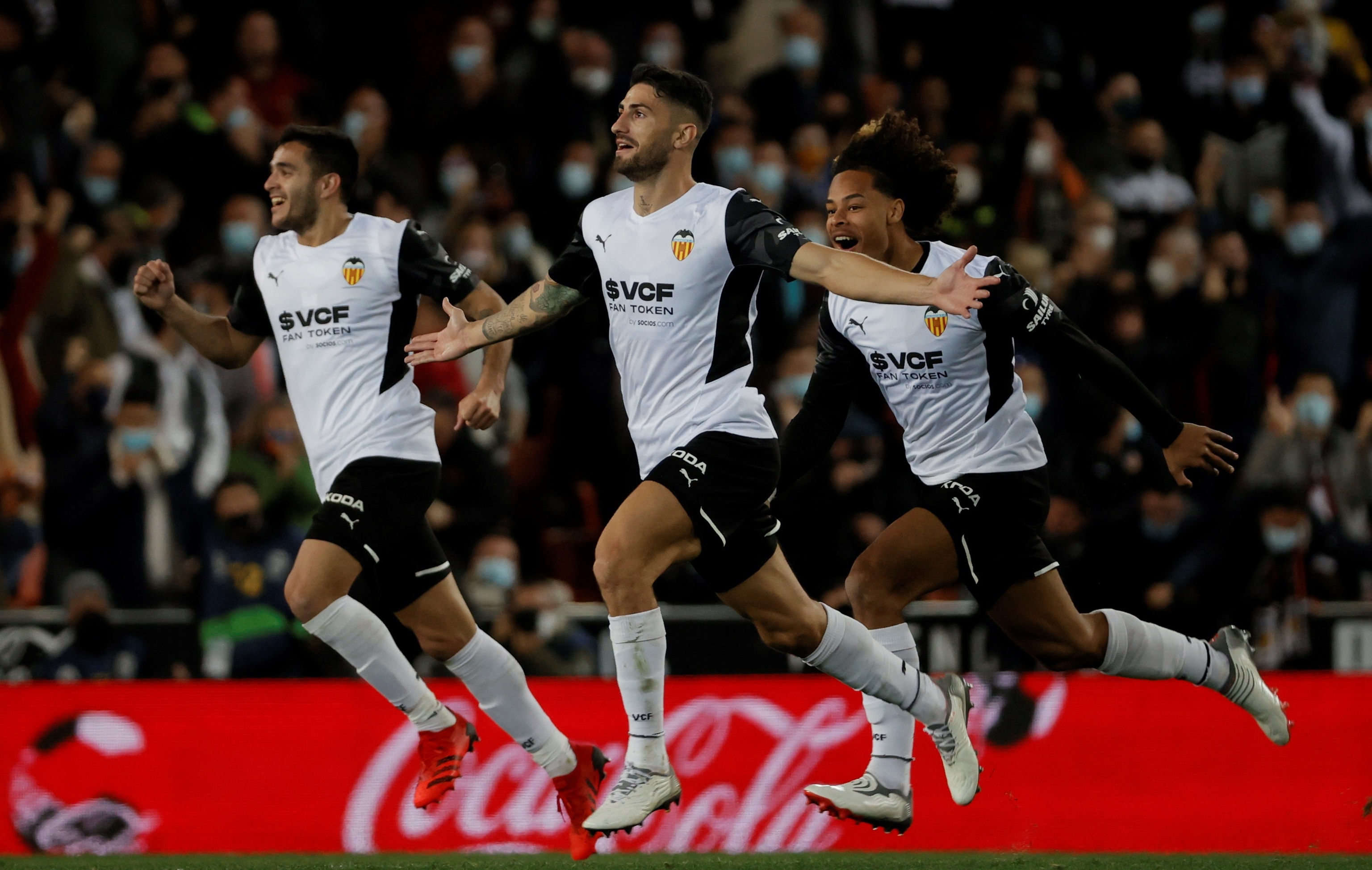 Cristiano Piccini celebra el segundo gol del Valencia ante el Elche.