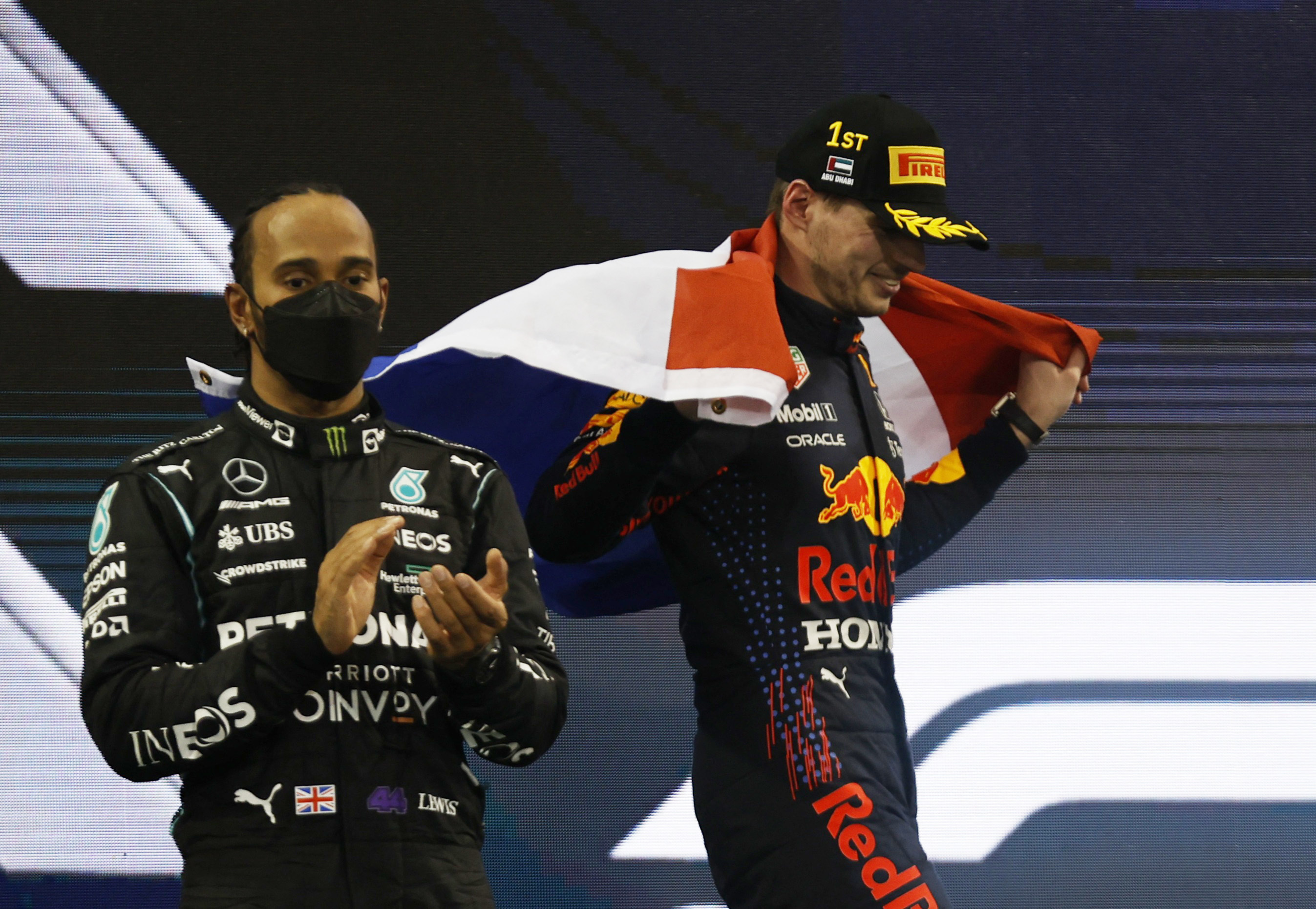 Verstappen, con la bandera de su pas, en el podio de Yas Marina.