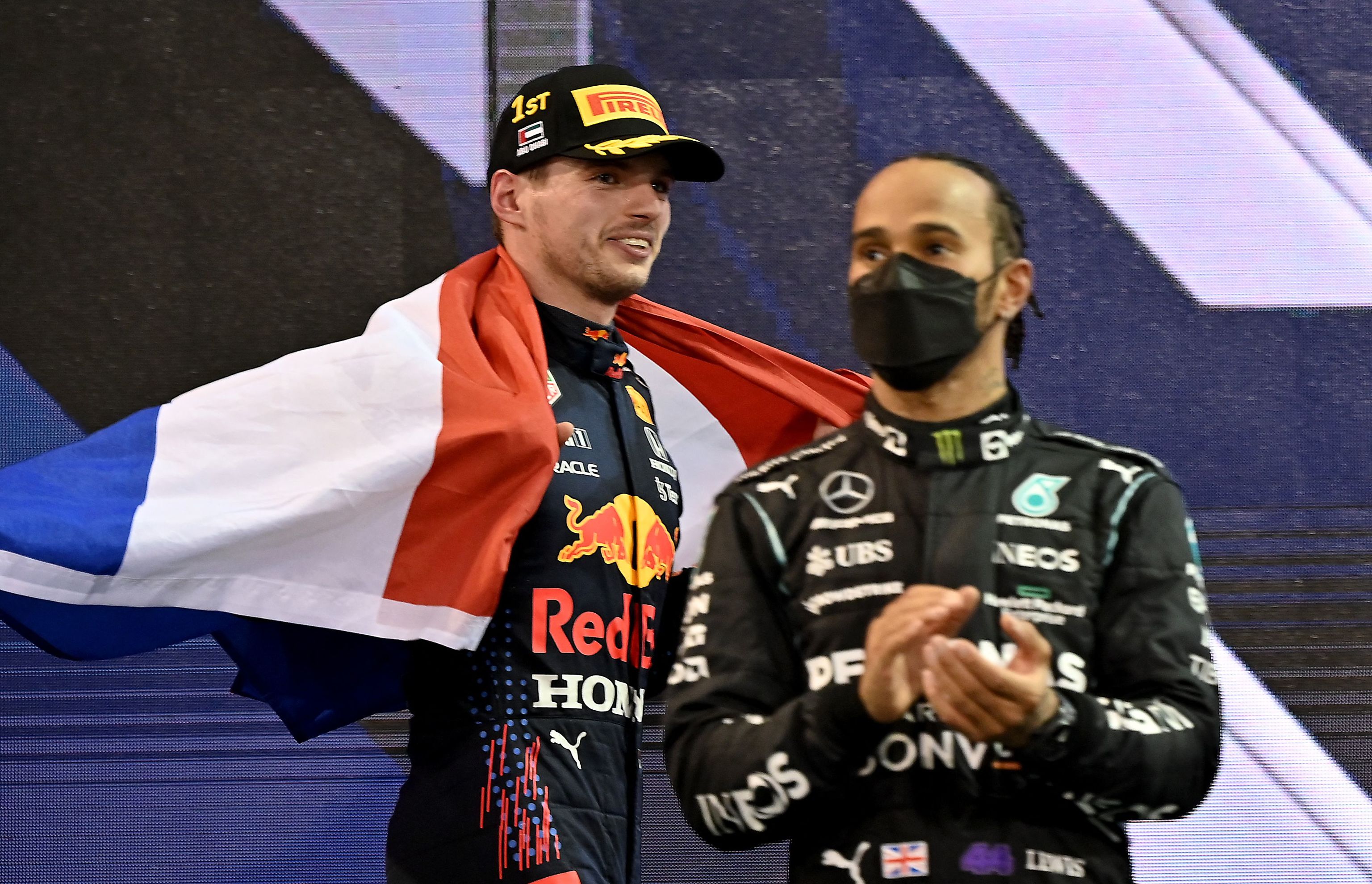 Verstappen y Hamilton, el domingo, en el podio de Yas Marina.