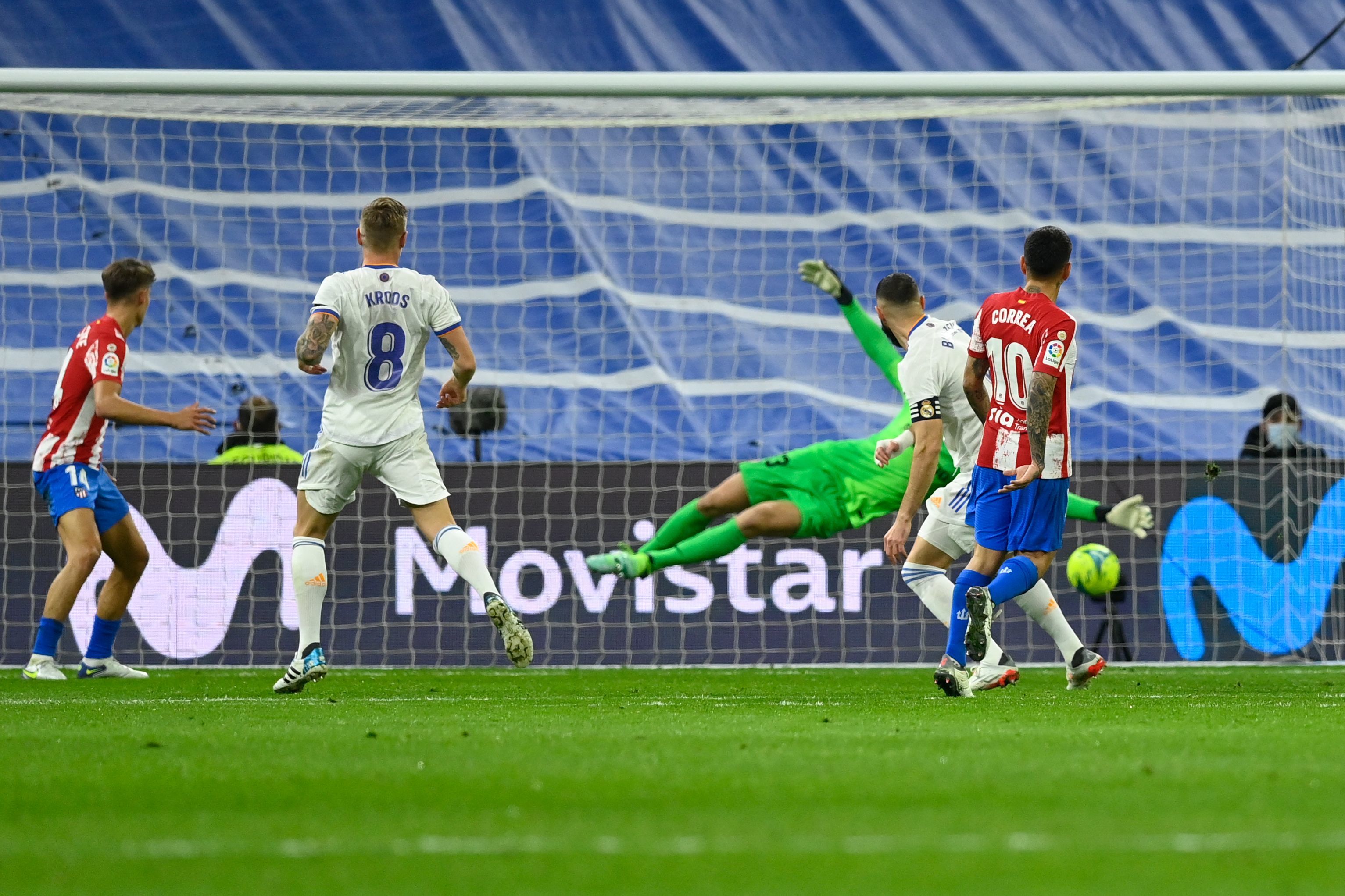 Benzema marca el primer gol del Madrid al Atlético.