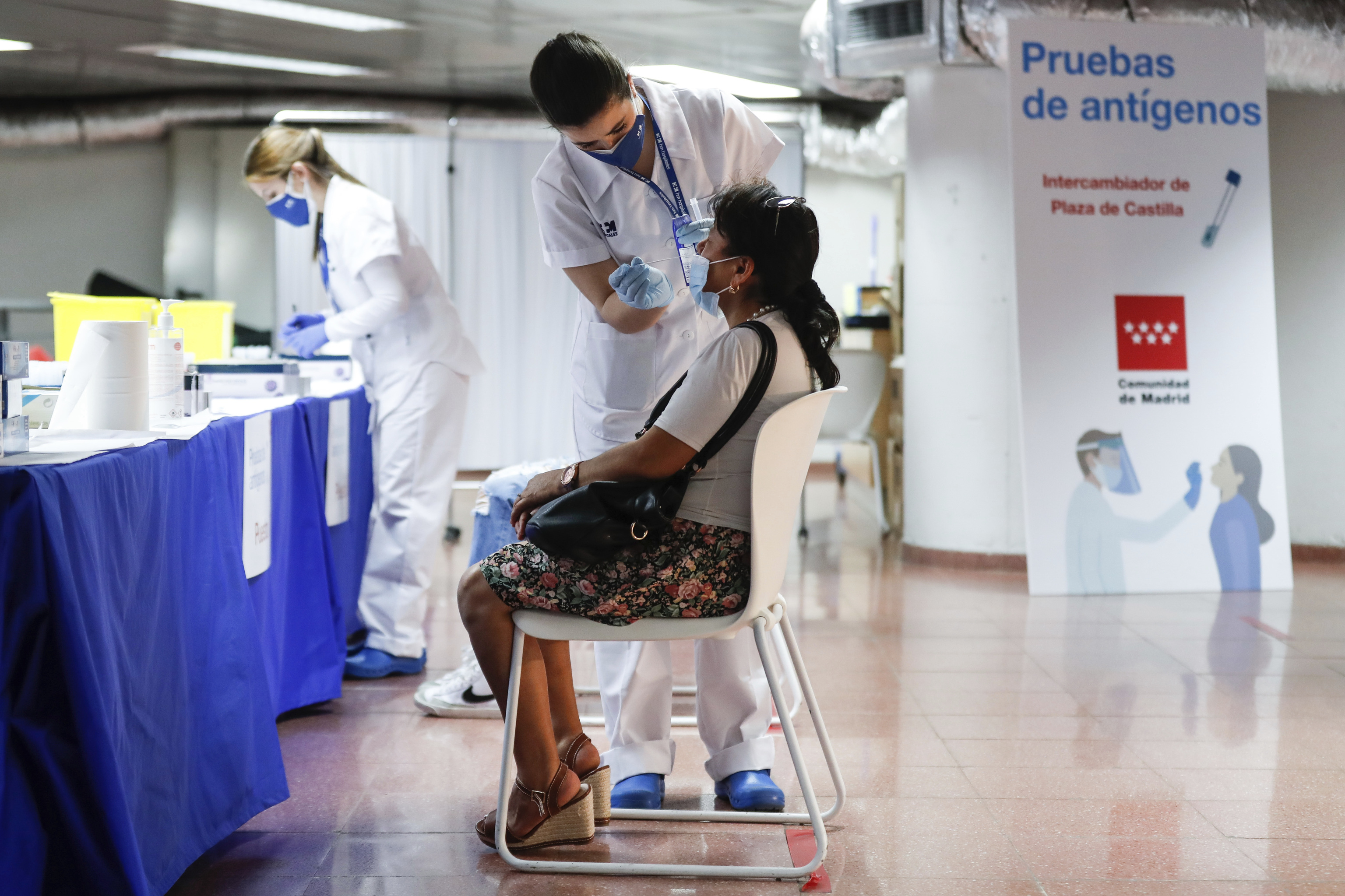 Una mujer se realiza un test de antgenos en Madrid.