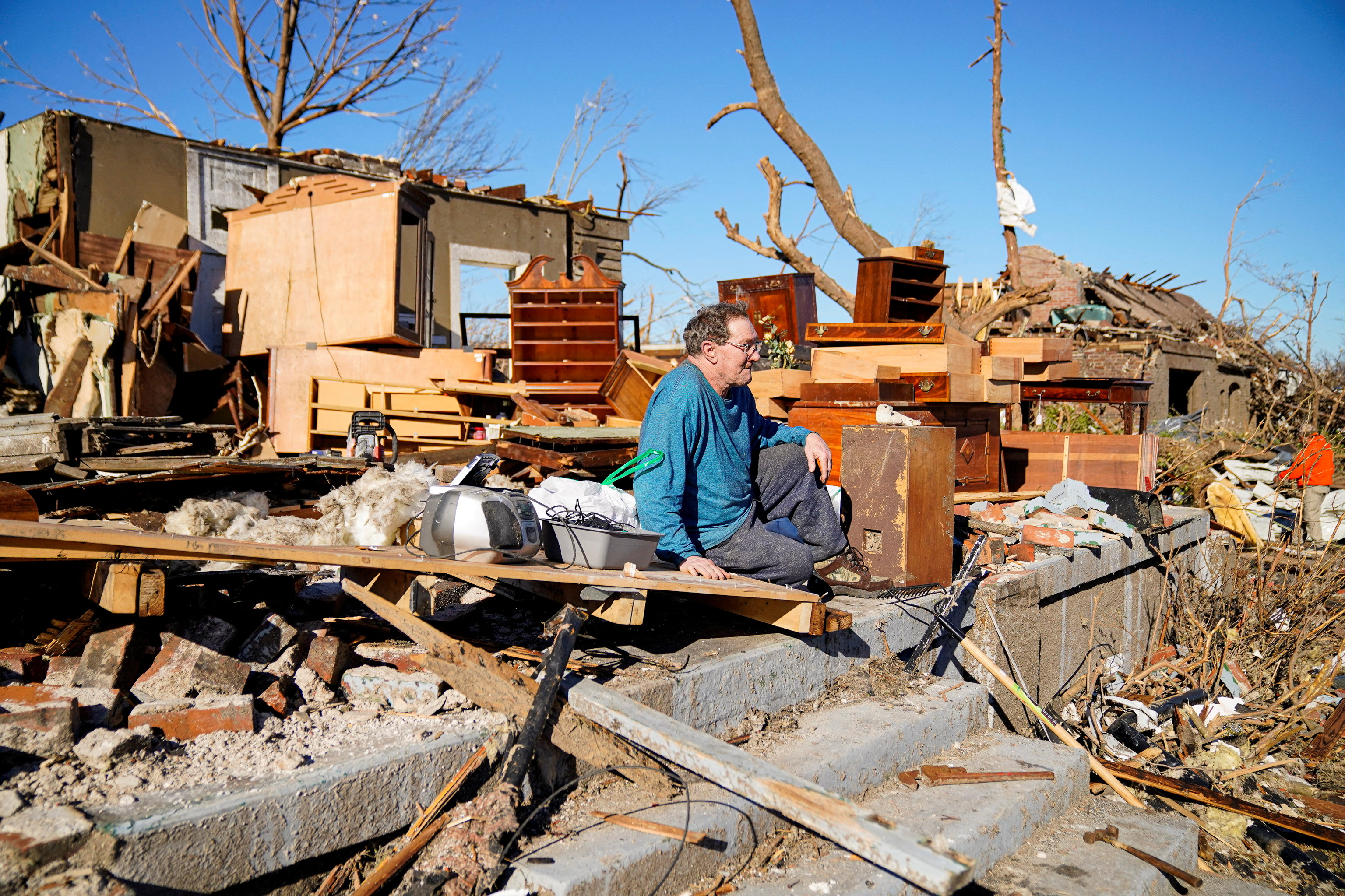 Rick Foley (70 aos), sentado en los escombros de su casa en Mayfield.