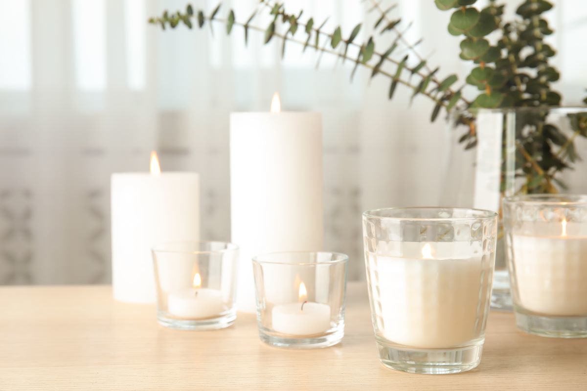 Unas velas blancas dentro de un pequeo vaso de cristal darn un toque especial al ambiente.