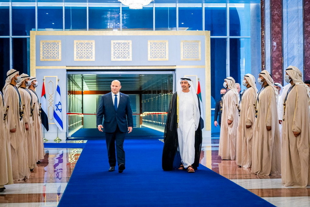 Naftali Bennett camina junto al ministro de Exteriores de EAU, en Abu Dabi.