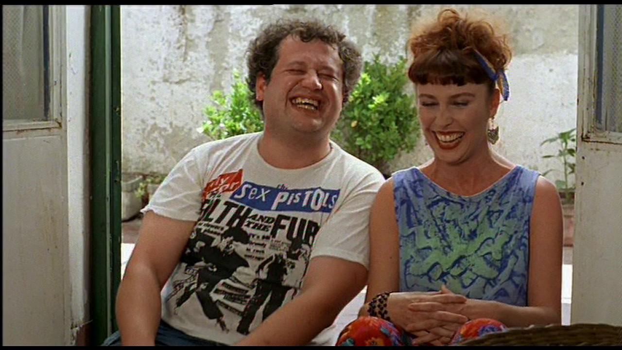 Juan Echanove y Vernica Forqu, en un fotograma de Bajarse al moro (1988)