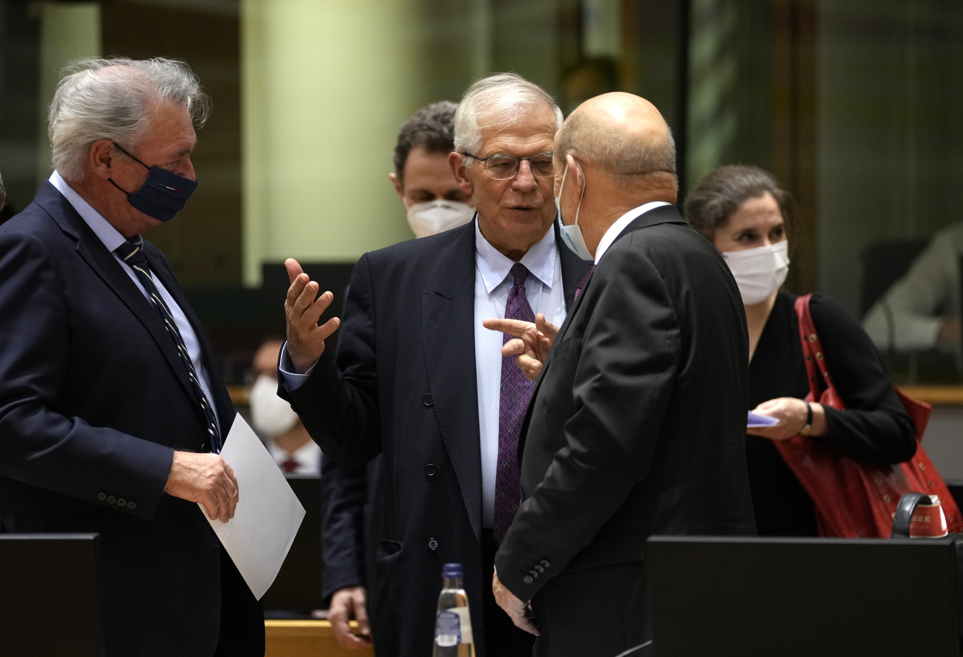 Josep Borrell, con los ministros de Exteriores francs y luxemburgus, en Bruselas.