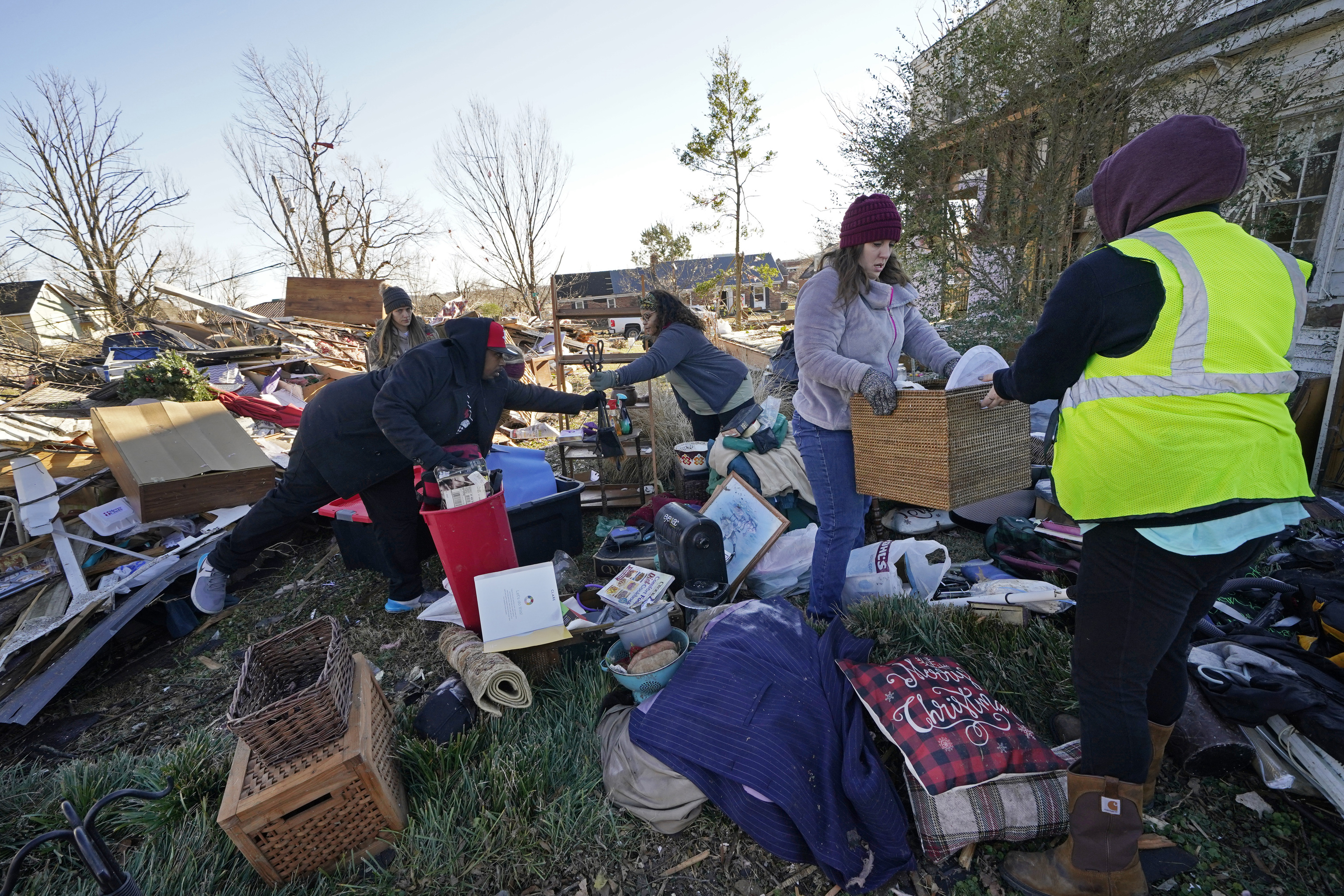 Vecinos intenta recuperar sus pertenencias entre los escombros del tornado en Mayfield.