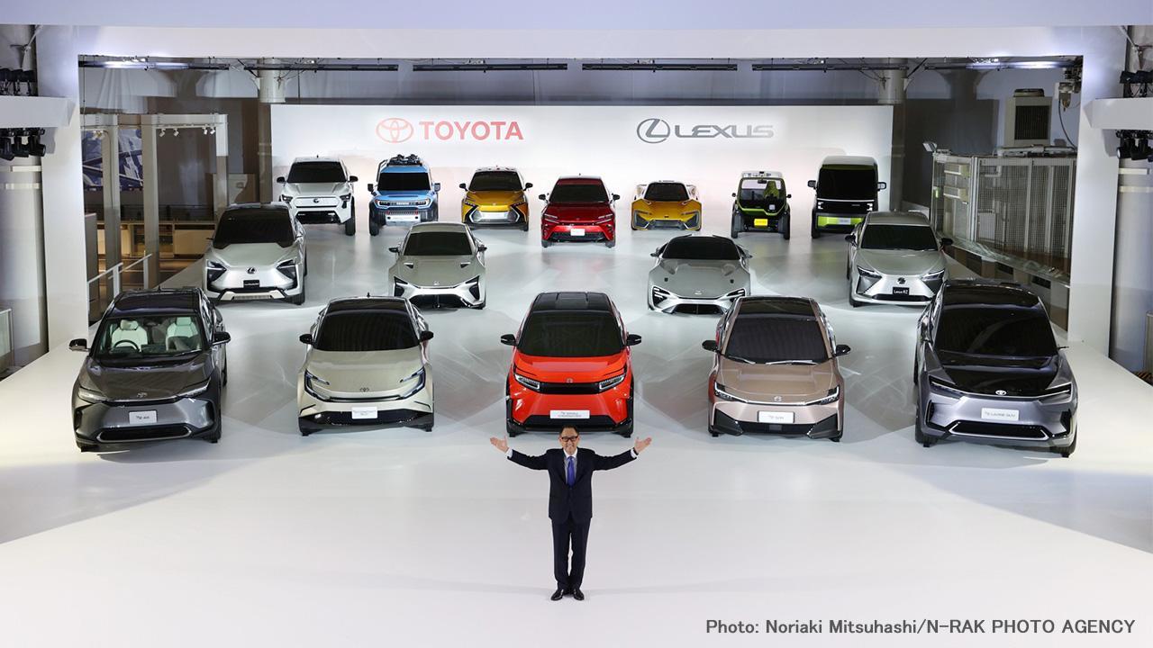 Akio Toyoda delante de los 15 prototipos 100% elctricos mostrados hoy