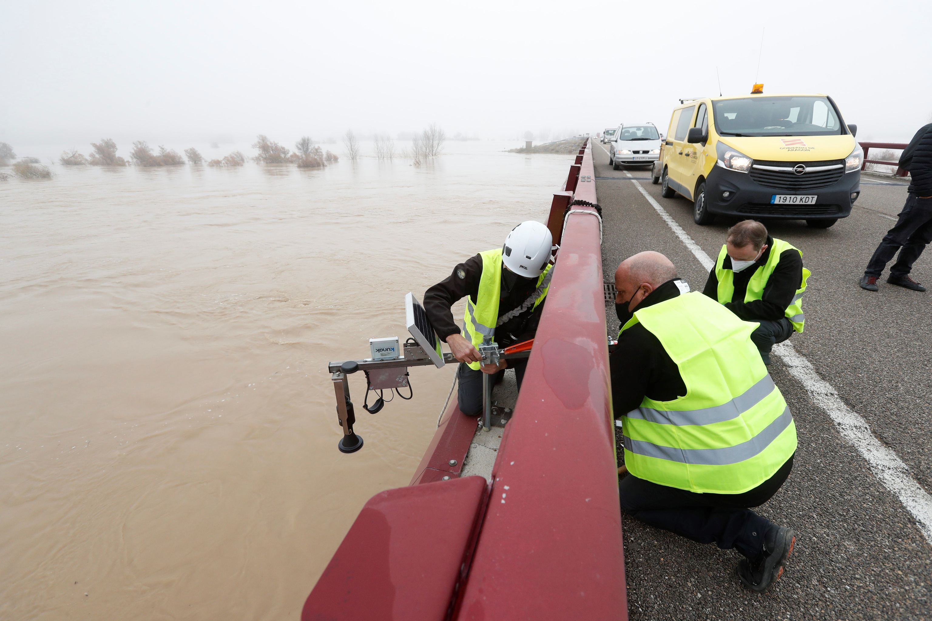 Operarios del Gobierno de Aragn colocan una dispositivo medidor sobre el cauce del ro Ebro.