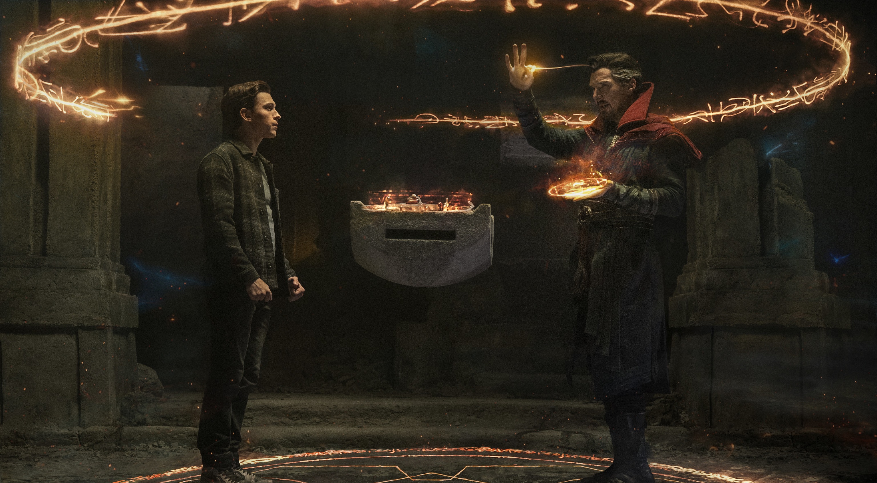 Doctor Strange (Benedict Cumberbatch) realiza un hechizo para ayudar a Peter Parker (Tom Holland).