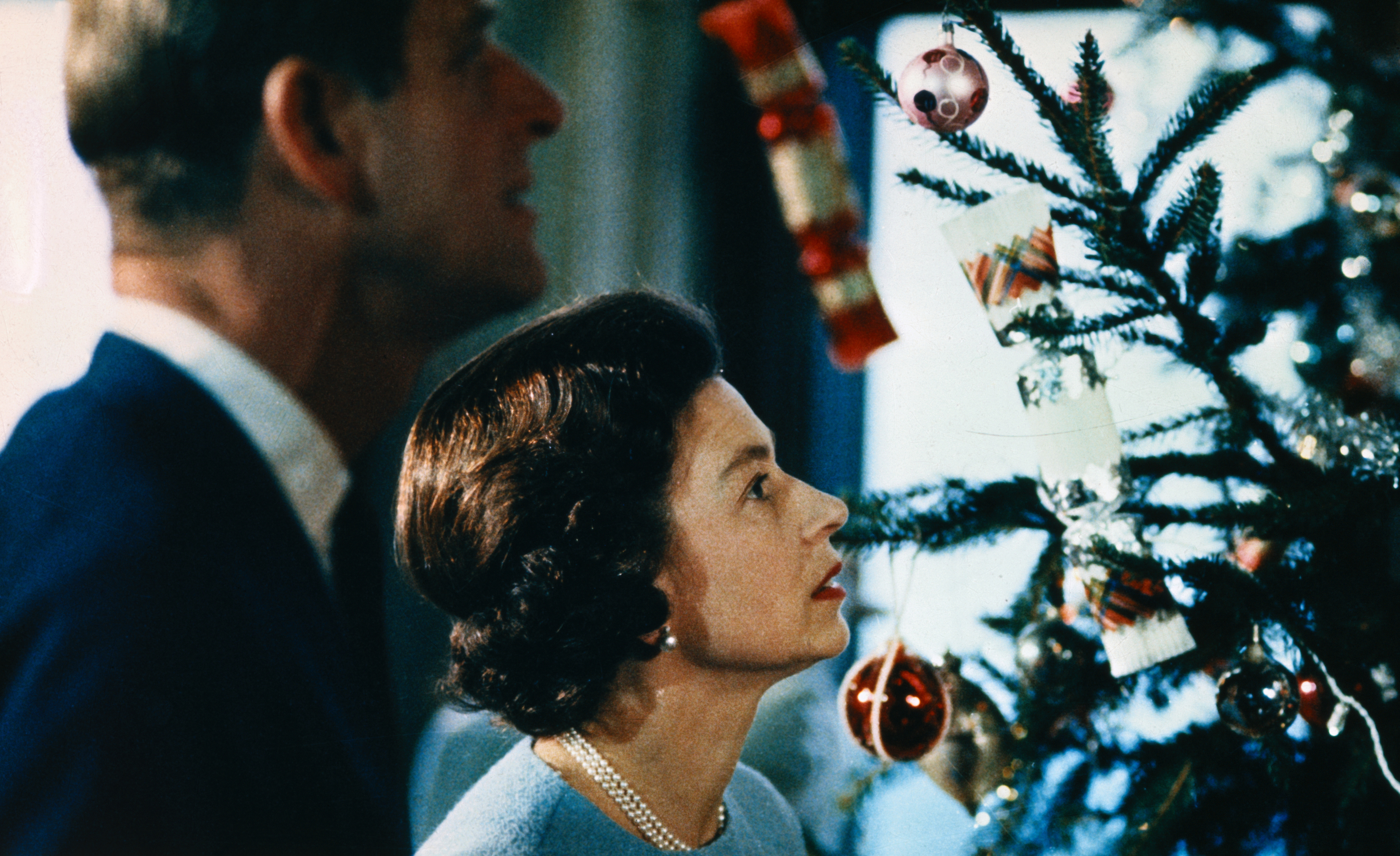 Isabel II y Felipe de Edimburgo junto al rbol navideo en el castillo de Windsor el 1 de enero de 1969.