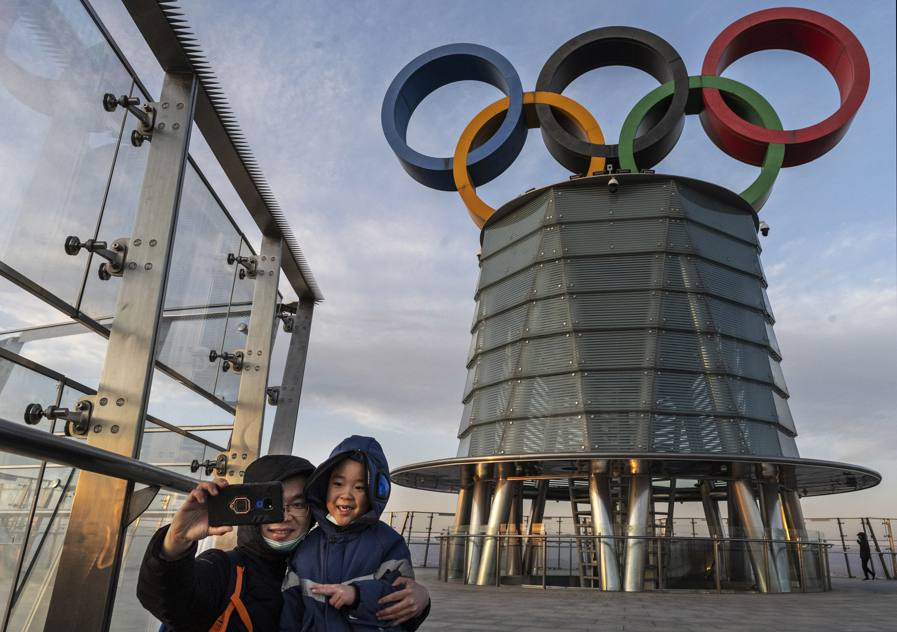 Visitantes se fotografían en la Torre Olímpica de Pekín.