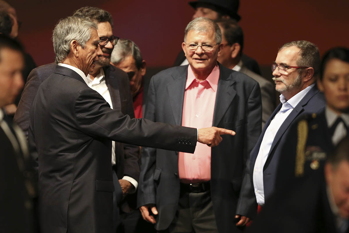 Jorge Enrique Mora señala al líder de las FARC, en 2016.