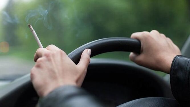 La Ley de Tráfico te deja fumar en tu coche, pero Sanidad lo va a prohibir