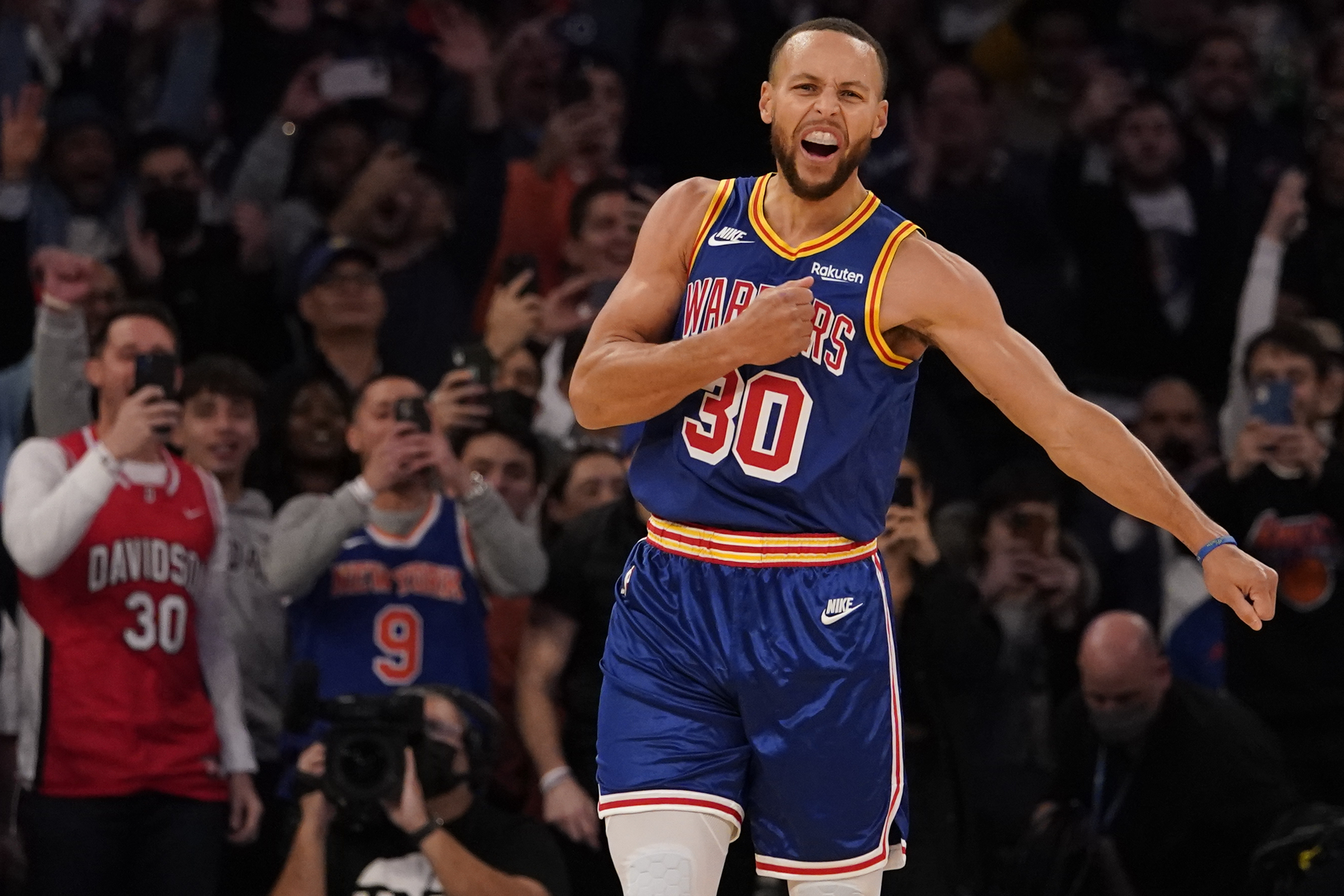 Curry celebra su nuevo rcord, esta noche en el Madison Square Garden.