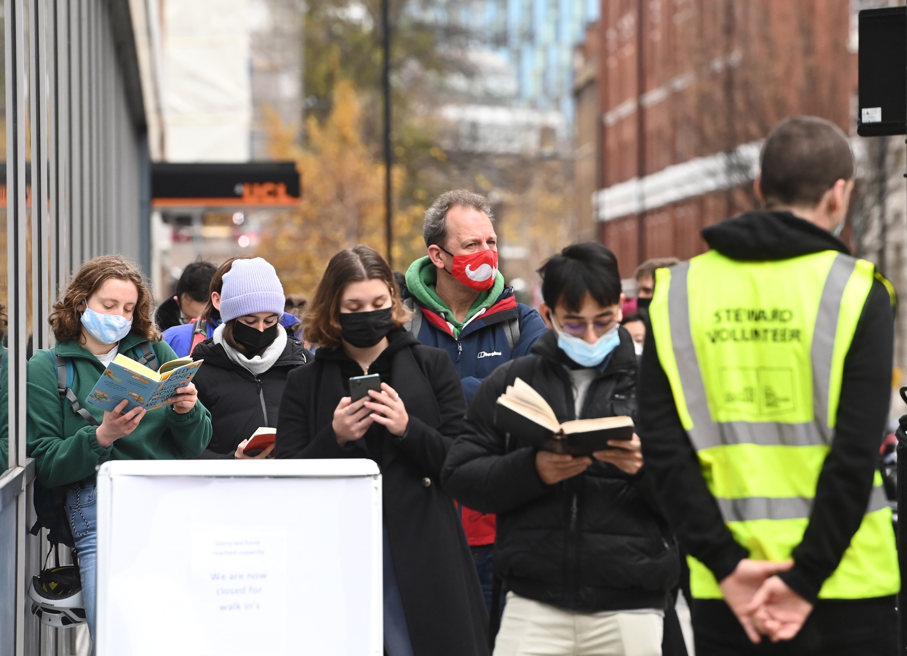 Un grupo de personas hace fila para vacunarse en Londres. EFE/EPA