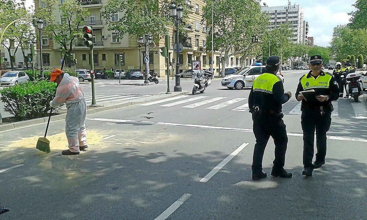 Dos agentes de polica en Sevilla.