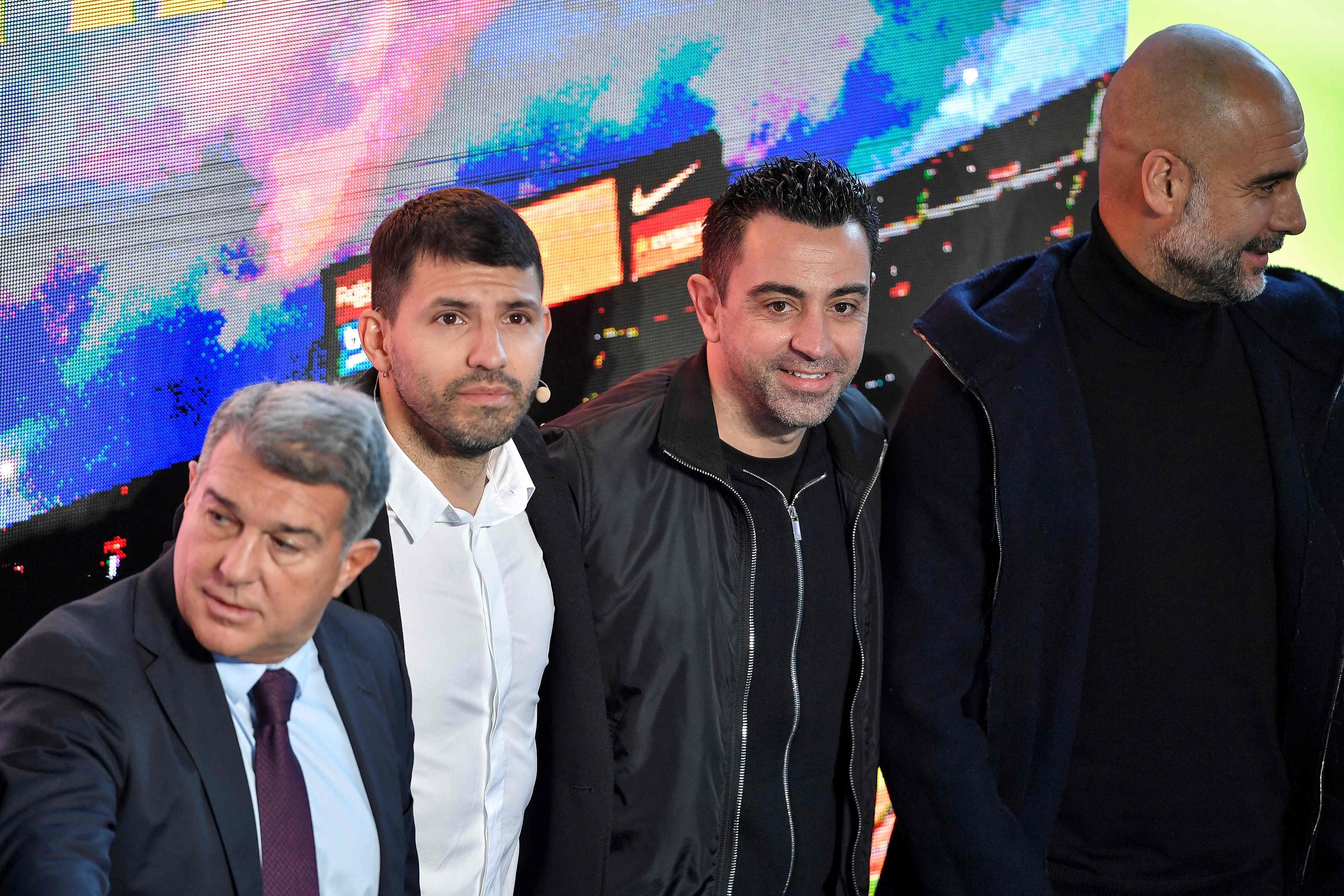 Agüero, con Laporta, Xavi y Guardiola, durante el acto.