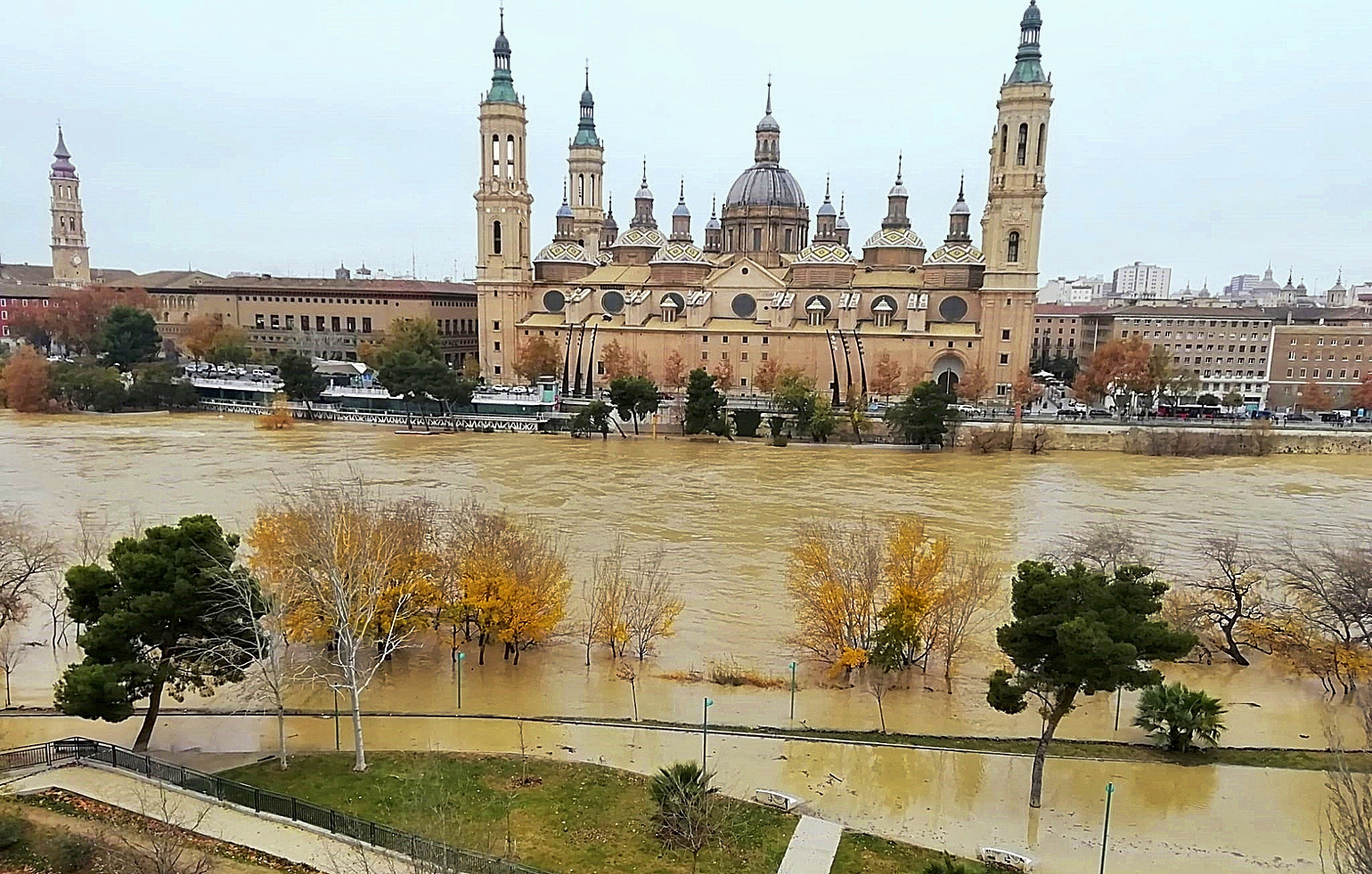 El ro Ebro a su paso por Zaragoza.