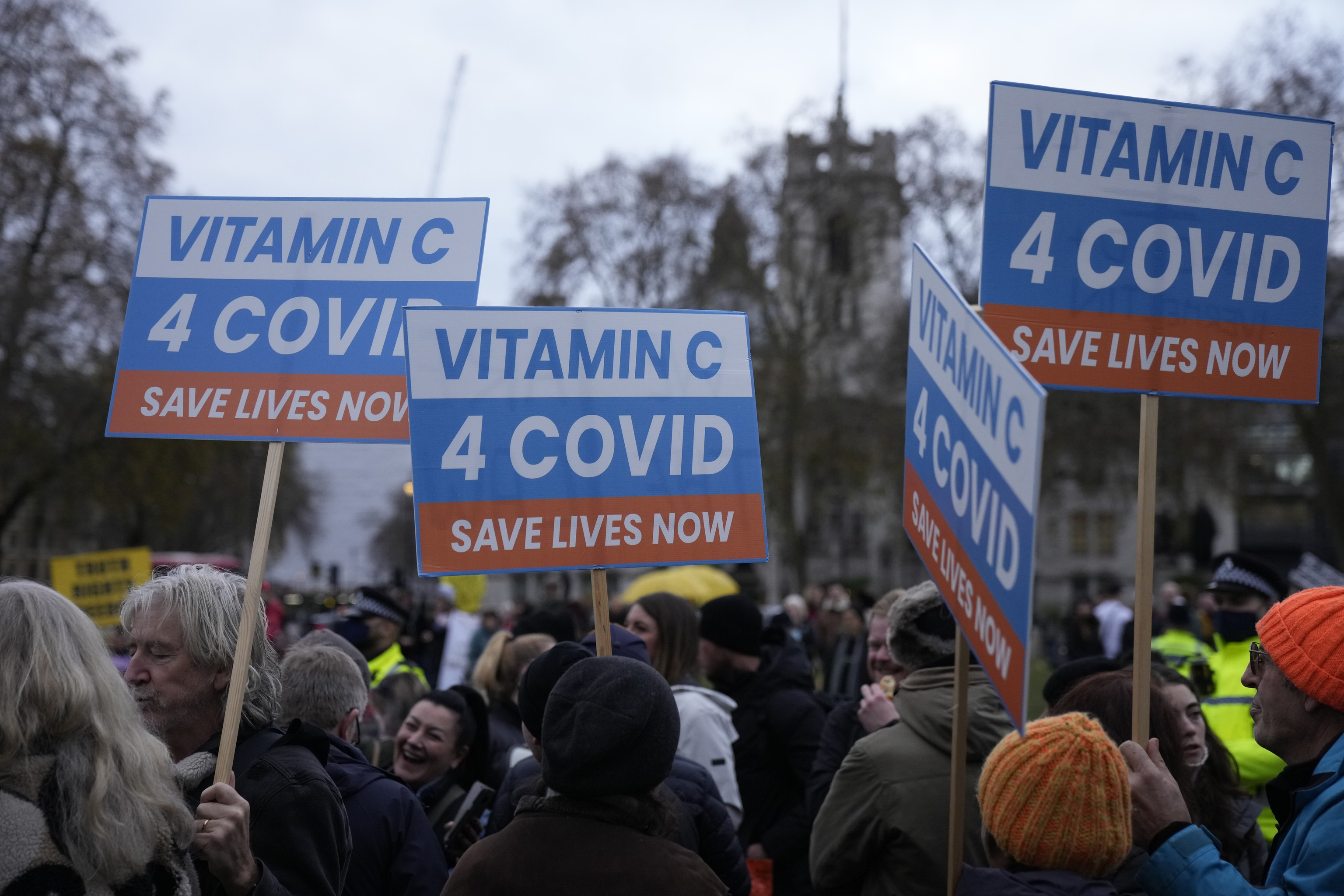 Protesta en Londres contra medidas para frenar el coronavirus.