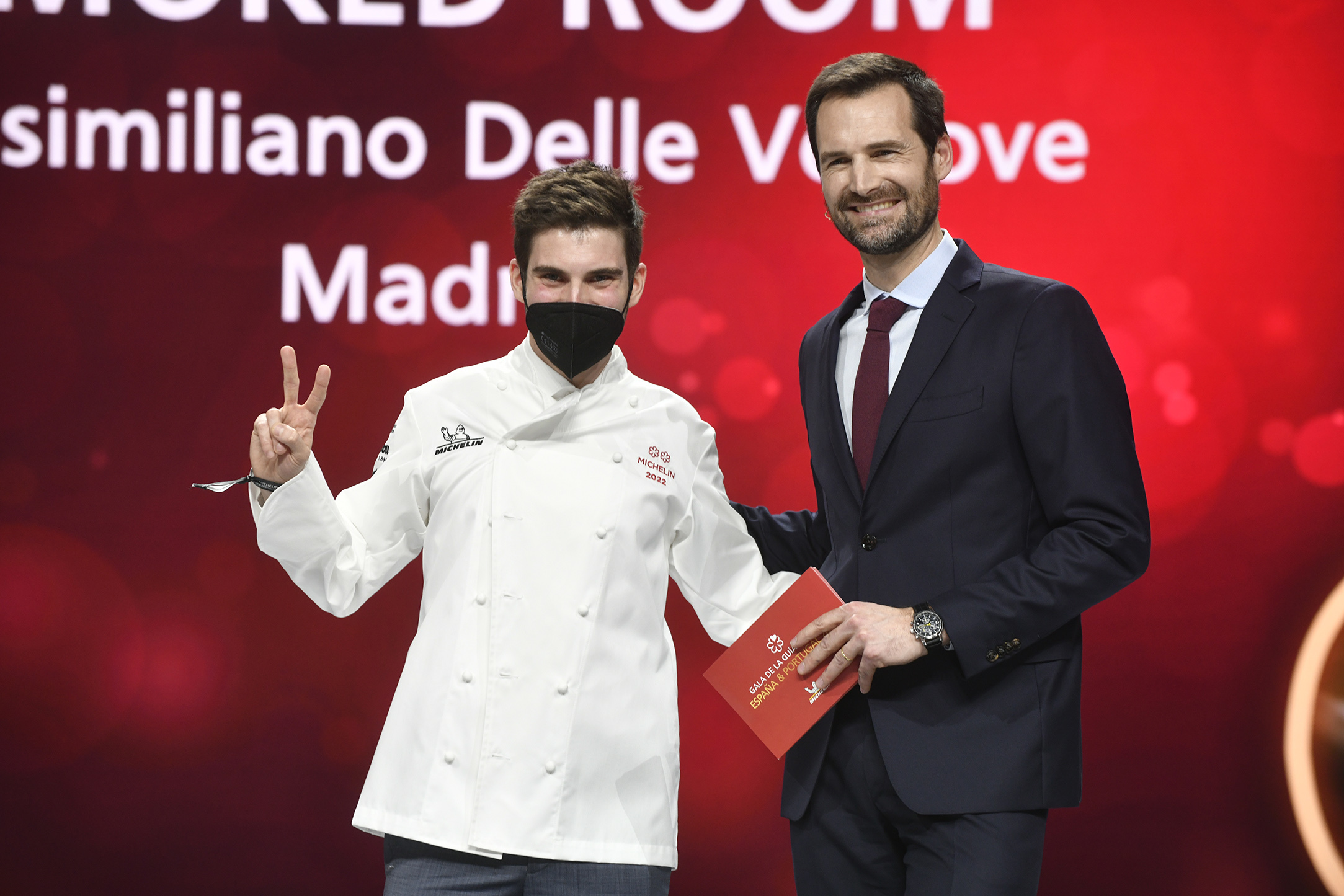 Massimiliano Delle Vedove con la chaquetilla de las dos estrellas Michelin.
