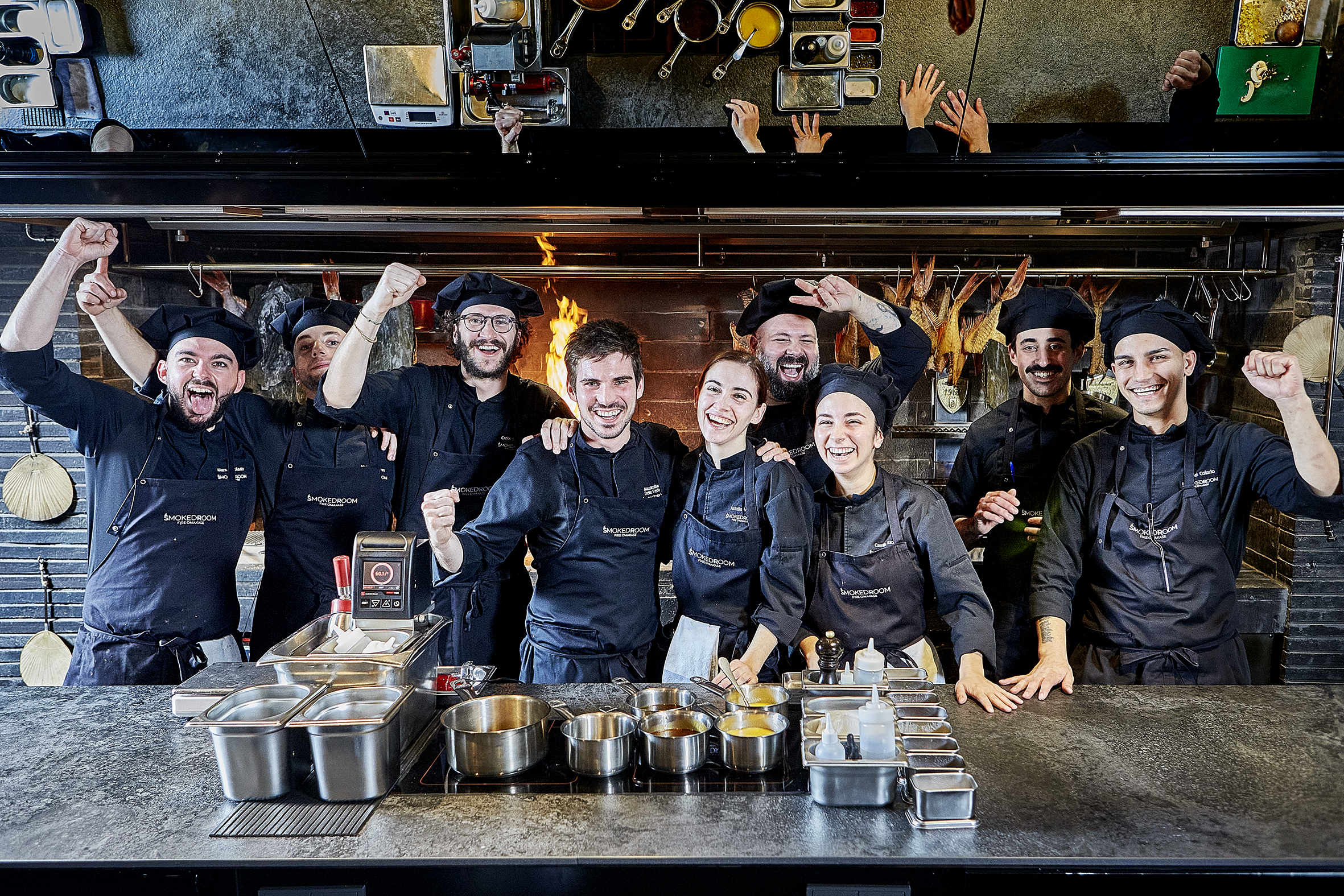 El chef, en el centro, con el equipo de Smoked Room.
