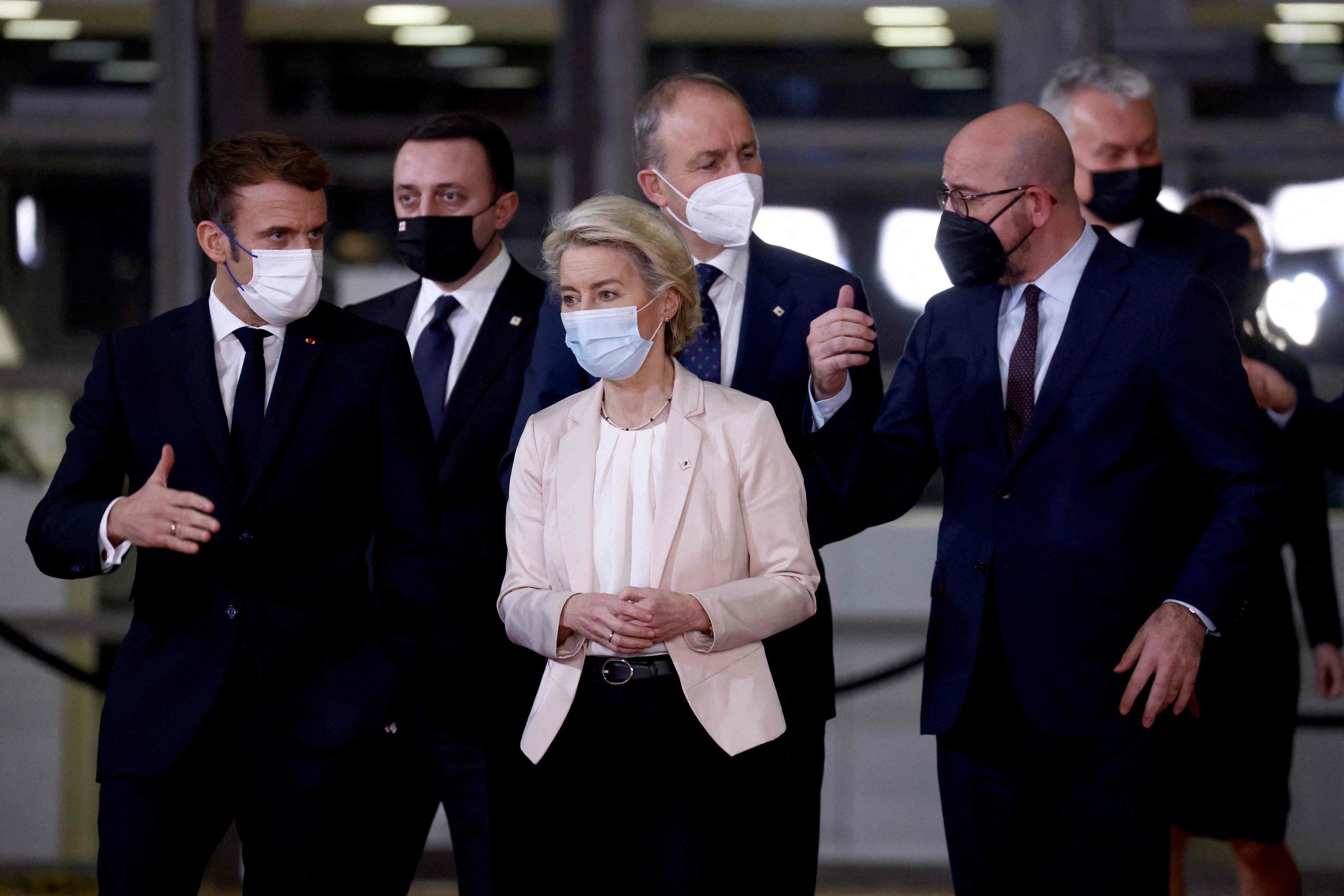 Macron, Von der Leyen y Michel en la cumbre en Bruselas.