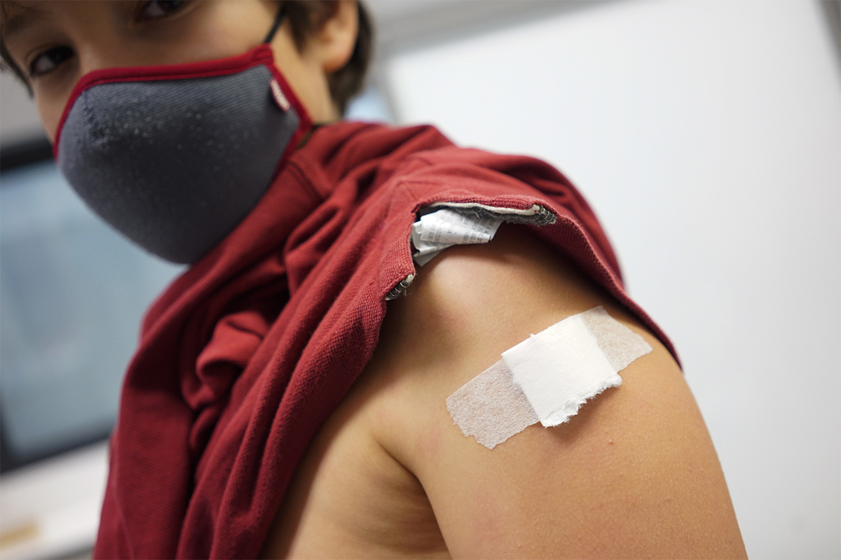 Un niño vacunado contra el Covid este miércoles en el Hospital 12 de Octubre de Madrid.