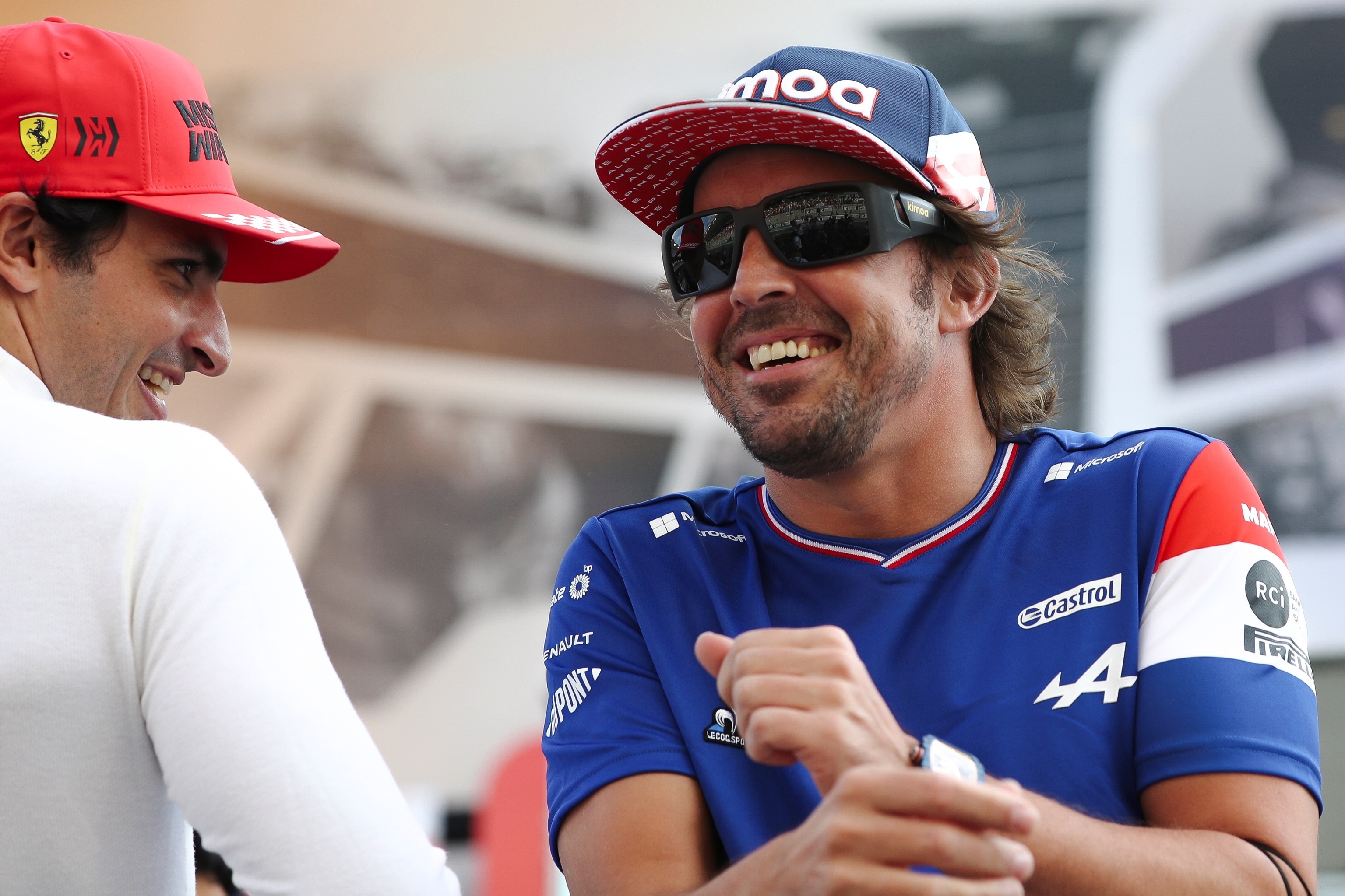 Alonso, con Carlos Sainz, antes del  GP de Abu Dhabi.