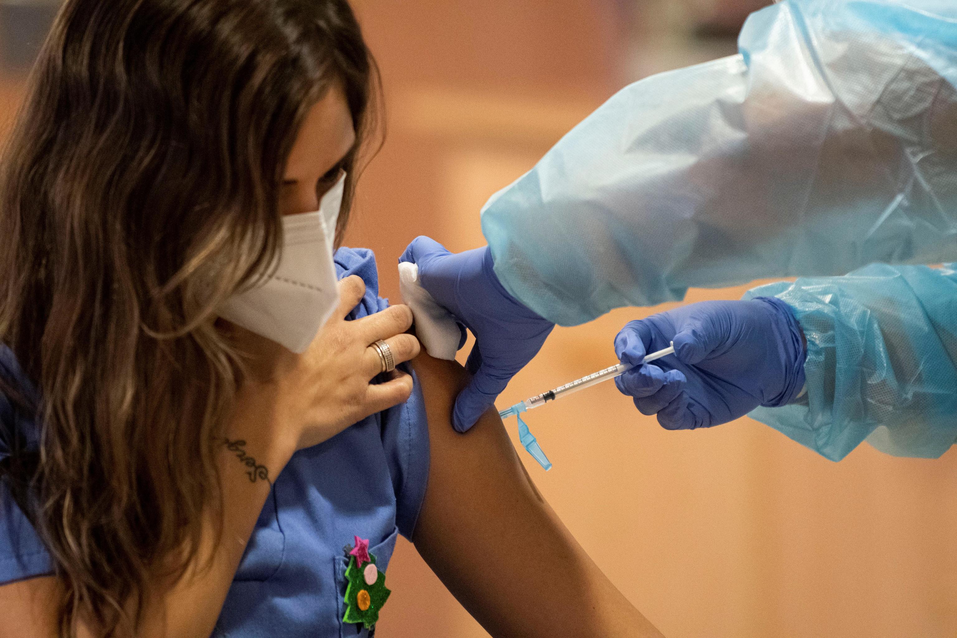 Una profesional del sector sanitario recibe la vacuna en Palma.