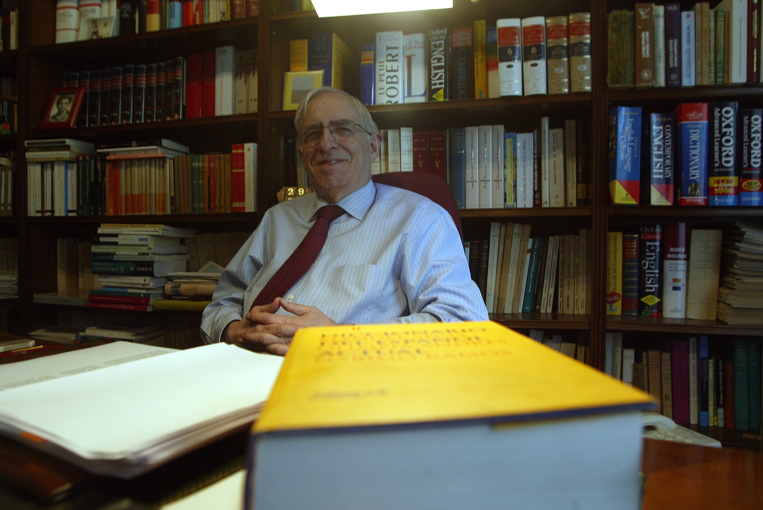 Manuel Seco, el acadmico de la Real Academia de la Lengua (RAE), en su despacho, en 2004.