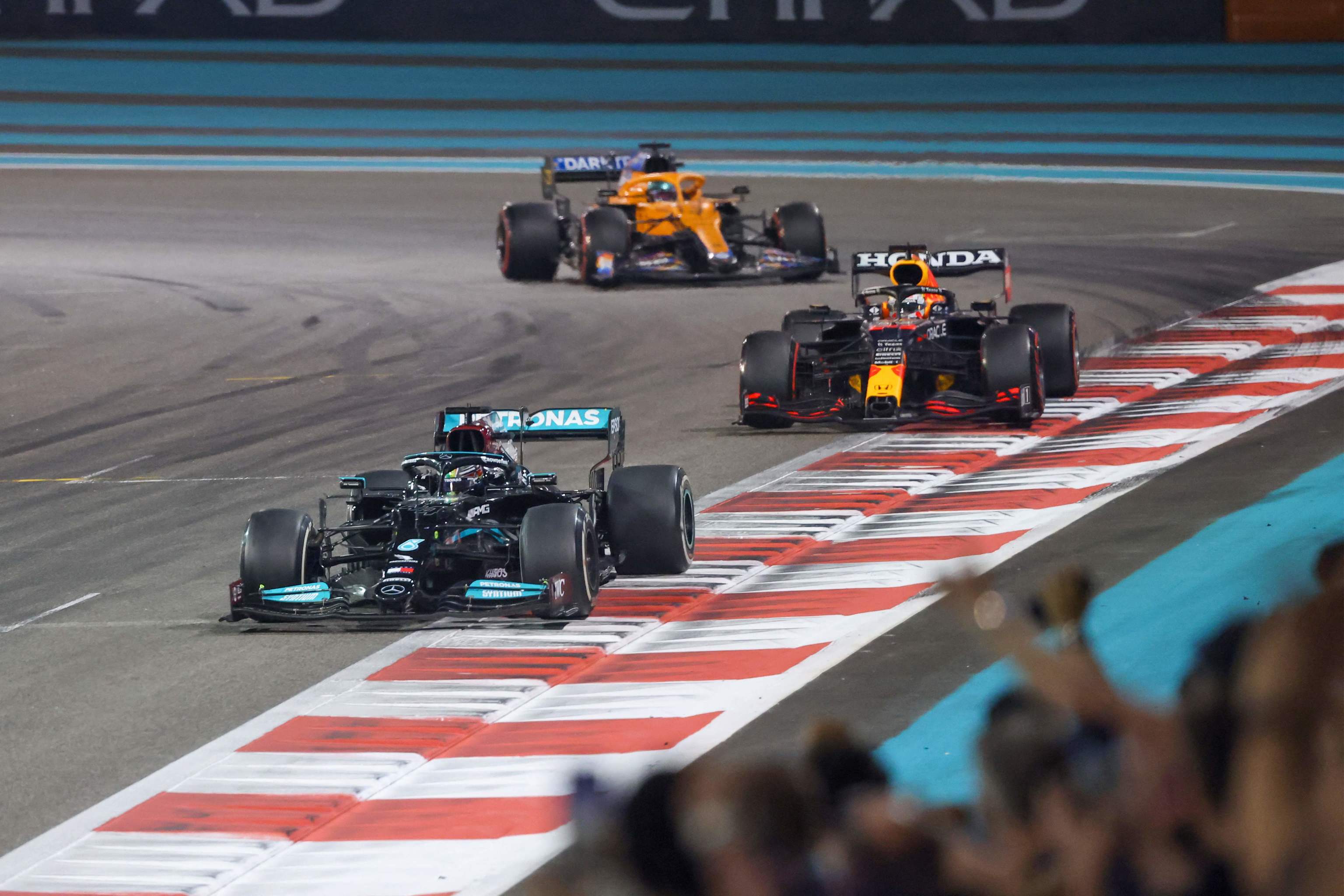 Hamilton, por delante de Verstappen, durante el GP Abu Dhabi.