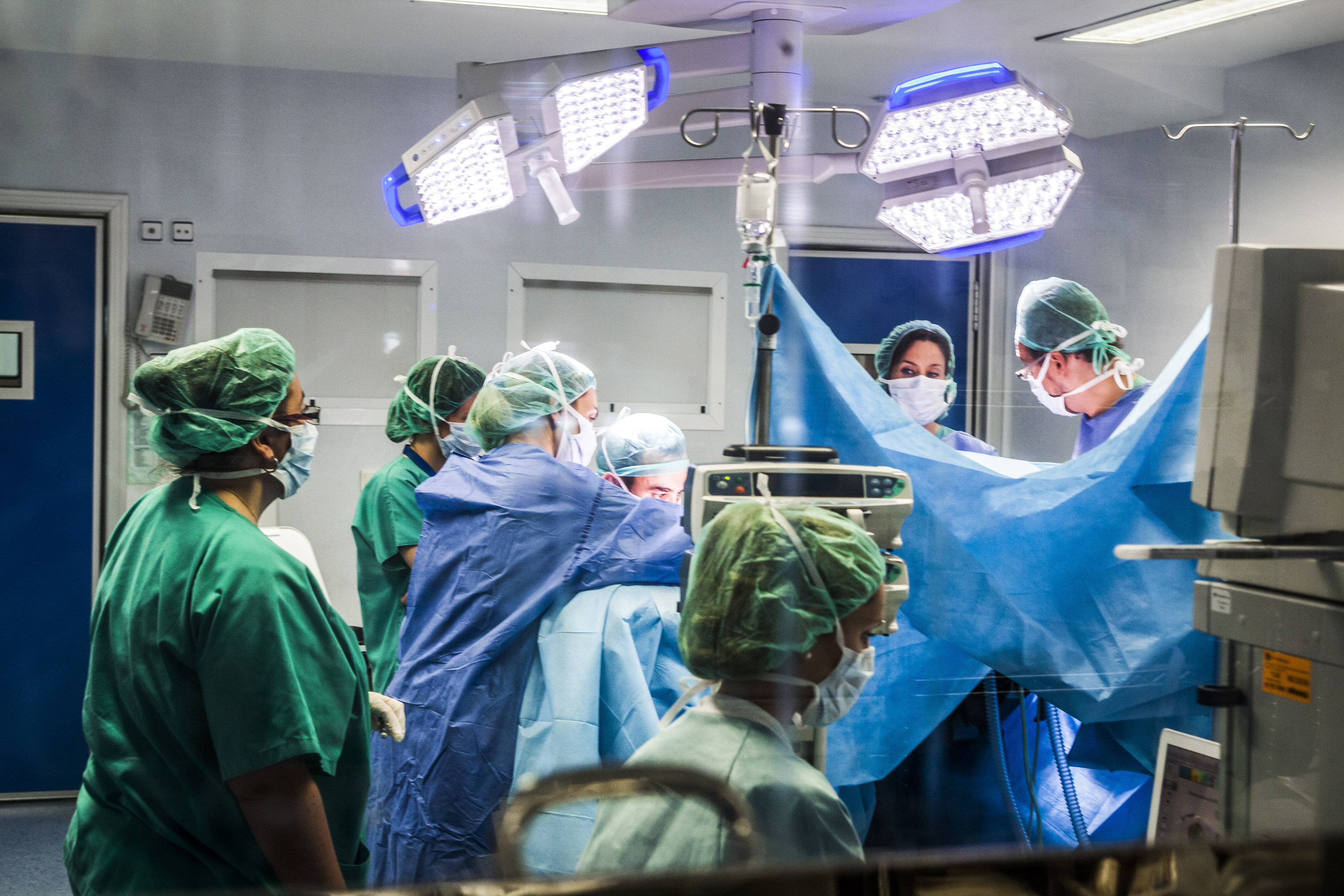 Un equipo de sanitarios de Txagorritxu interviene a un enfermo en uno de los quirfanos del centro hospitalario.