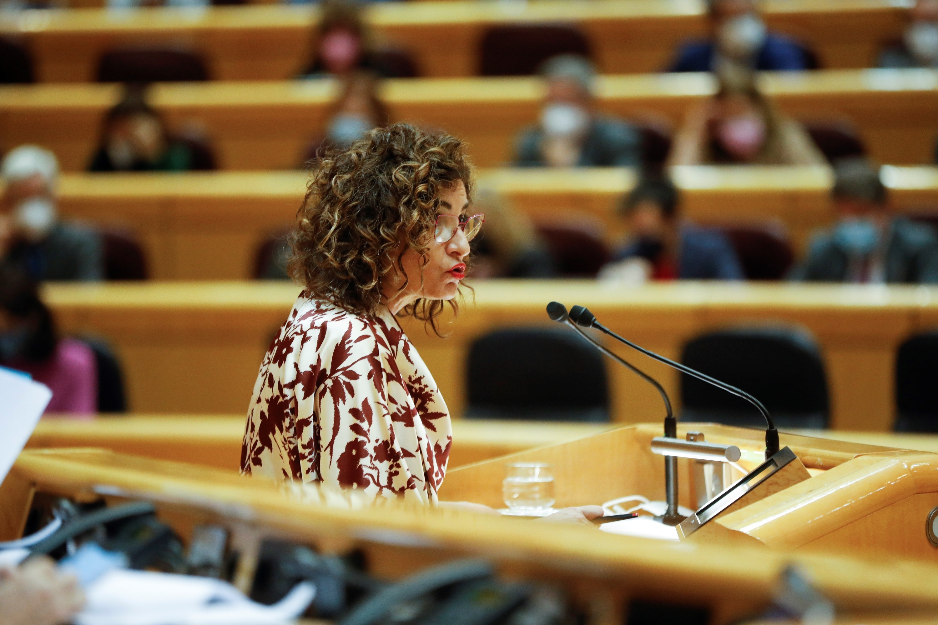 La ministra de Hacienda, María Jesús Montero, en el pleno del Senado.