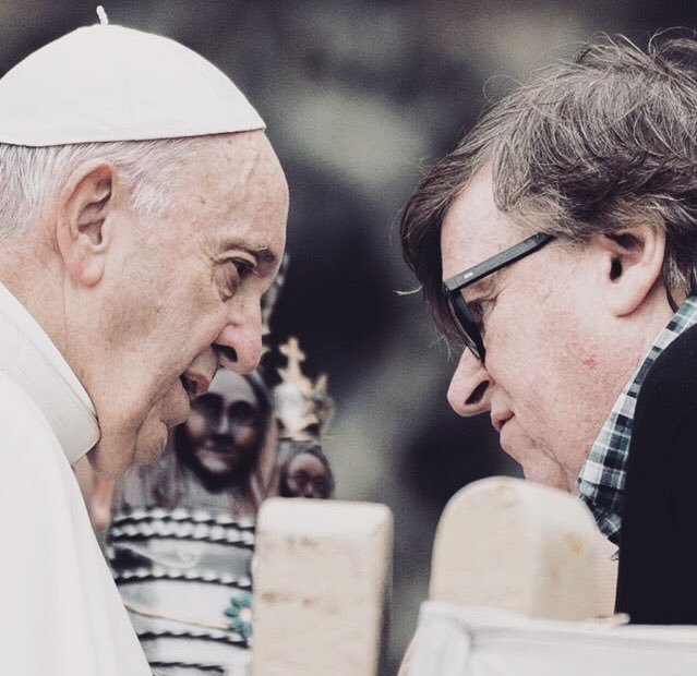 Michael Moore tambin viaj hasta el Vaticano para entrevistarse con el Papa Francisco.