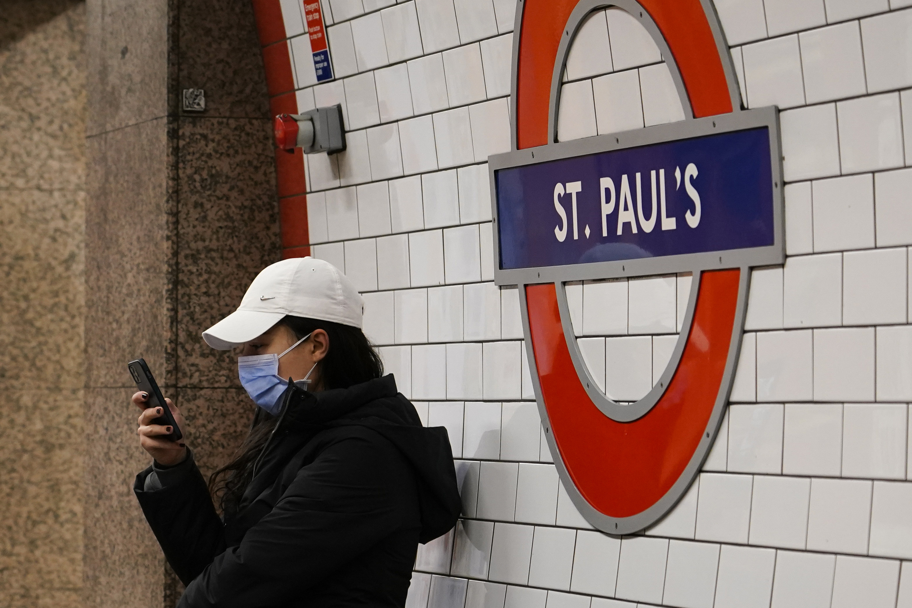 Una mujer lleva mascarilla en la estacin de metro St. Paul, en Londres.