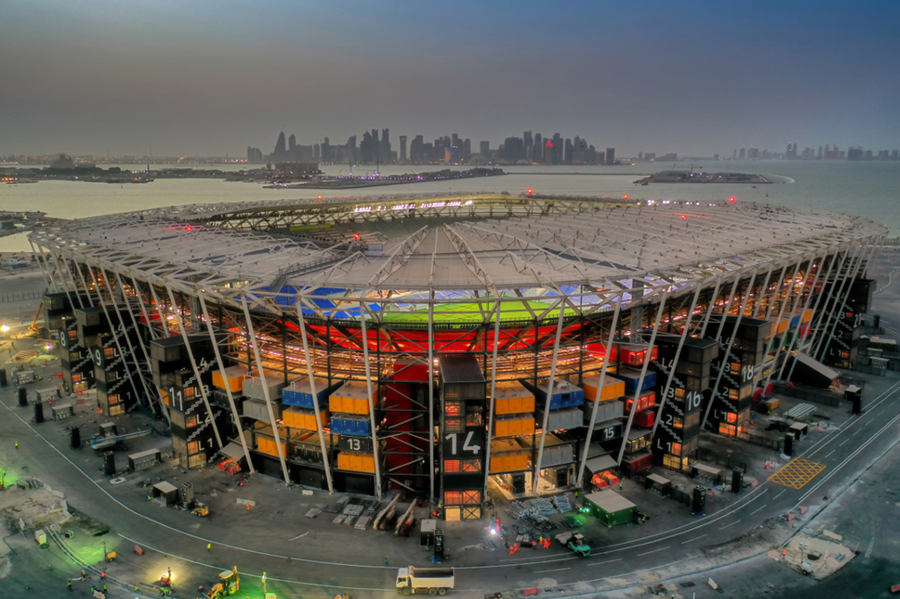 As es el estadio desmontable, hecho con contenedores y diseado en Alcobendas para el Mundial de Qatar