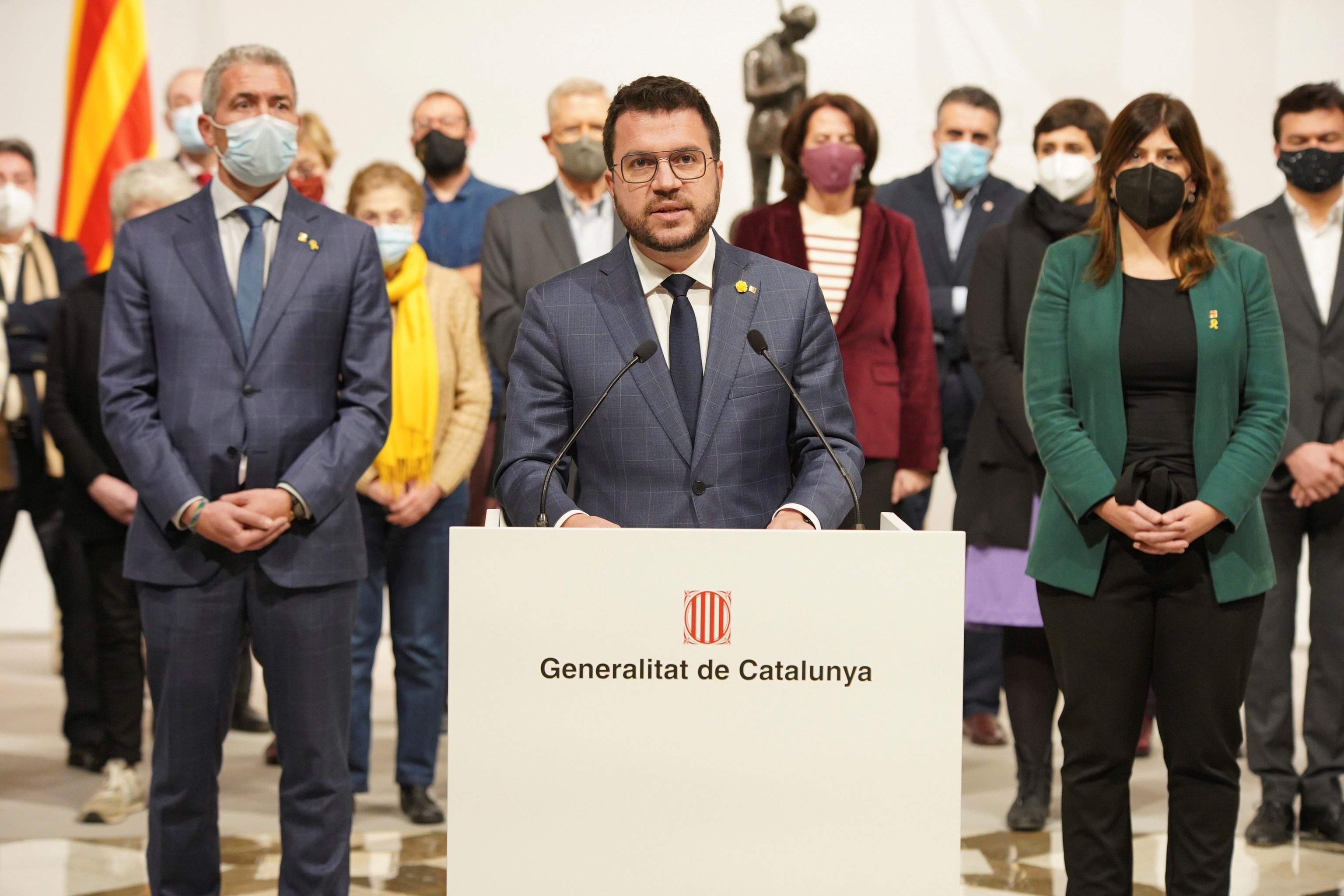 El president de la Generalitat junto a miembros de entidades a favor de la inmersión