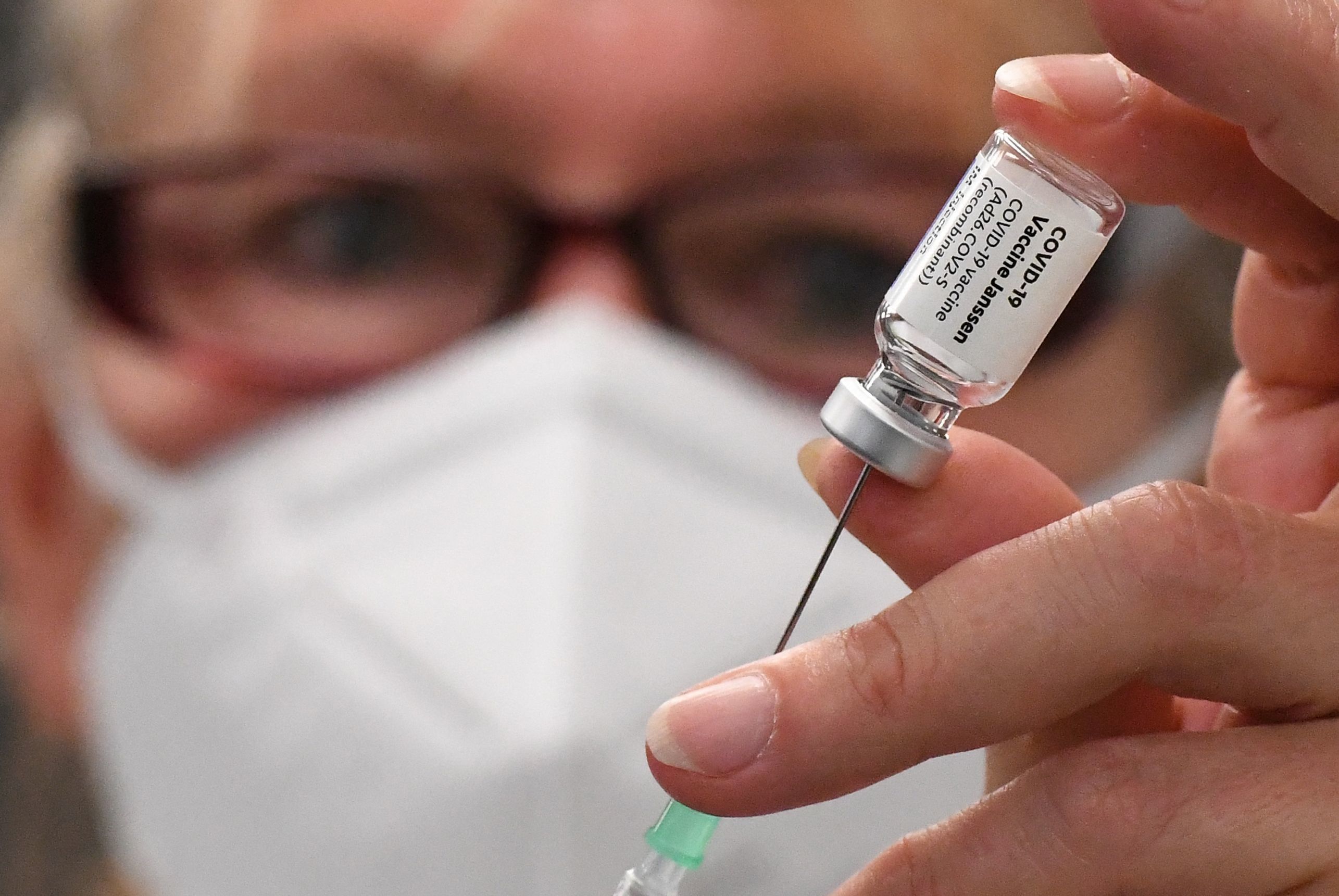 Un sanitario prepara una dosis de la vacuna de Janssen contra el coronavirus.