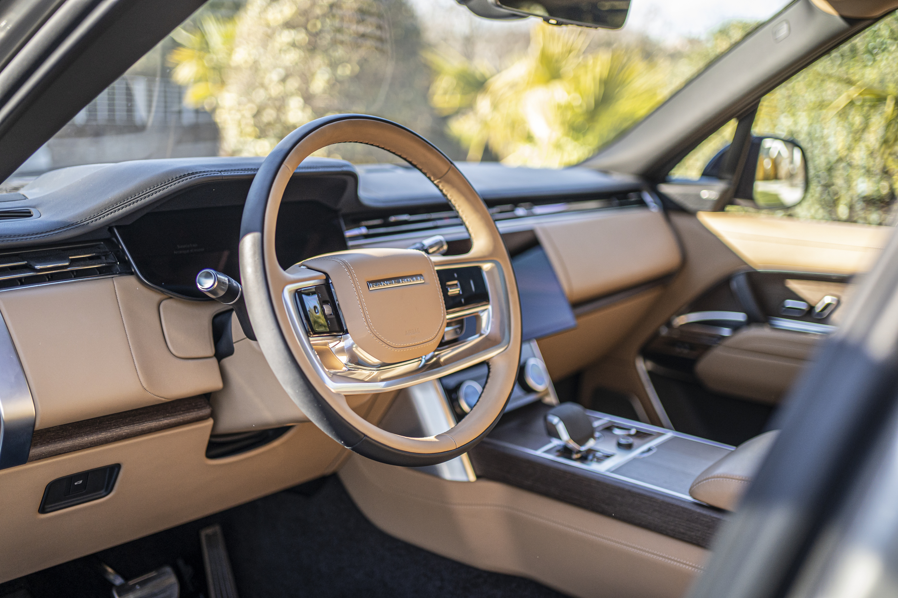 El refinamiento interior es apreciable de lejos y profundiza en la senda marcada por los Range Rover anteriores.