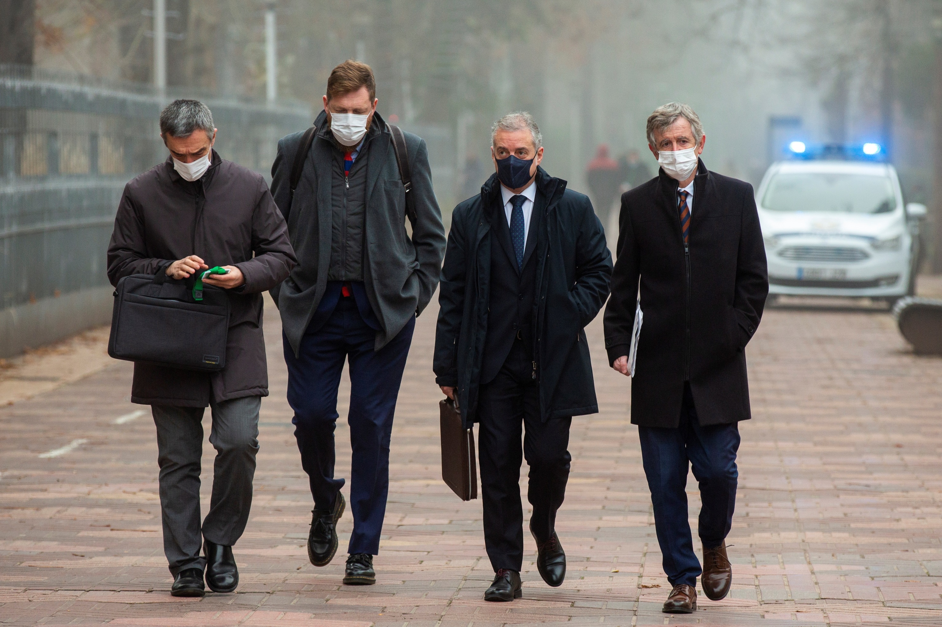El lehendakari Urkullu con sus asesores camina hacia el Parlamento Vasco en medio de la niebla de Vitoria.