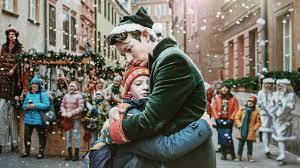 Los protagonistas de 'David y los elfos', la pelcula navidea de Netflix que ha levantado crticas por parte de padres al considerarla inapropiada para los nios.
