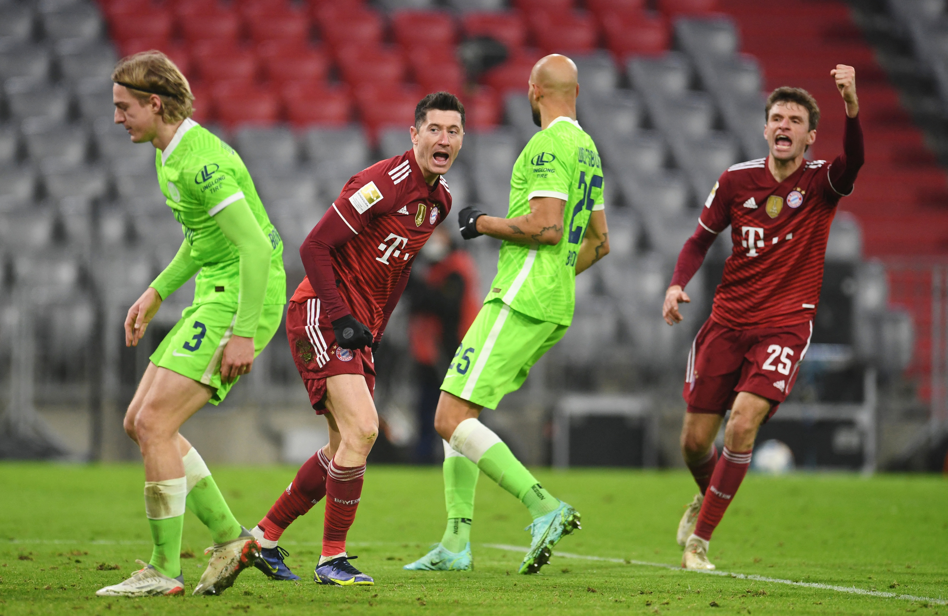Lewandowski y Mller festejan el 4-0 al Wolfsburgo en Mnich.