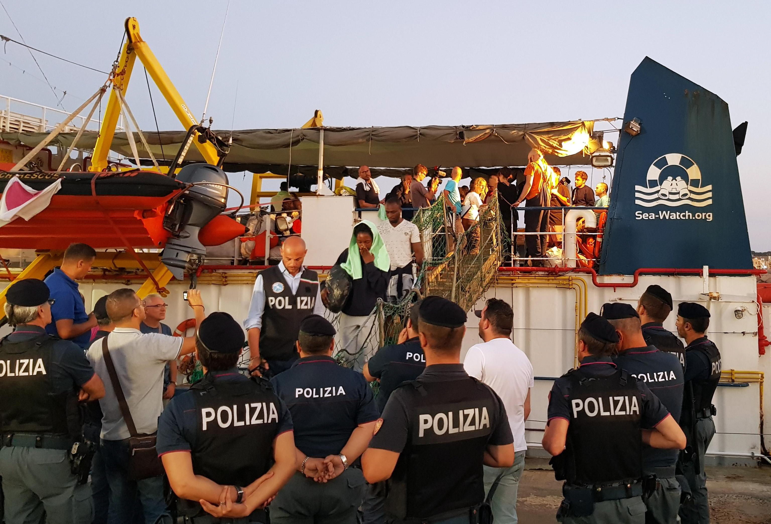 Inmigrantes rescatados a su llegada la puerto de Lampedusa.
