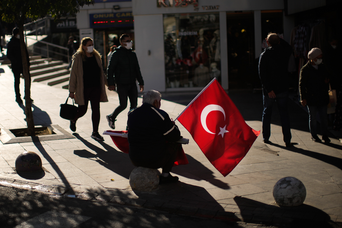Un hombre vende banderas turcas en Estambul.