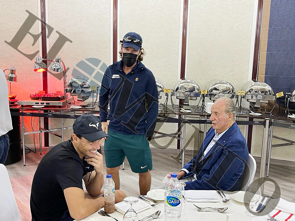 Don Juan Carlos conversa con Rafa Nadal y Carlos Moyá en Abu Dabi.